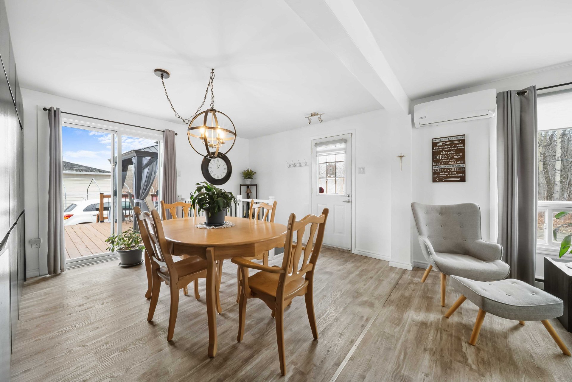{"FR":"Salle familiale","EN":"Family room"}
