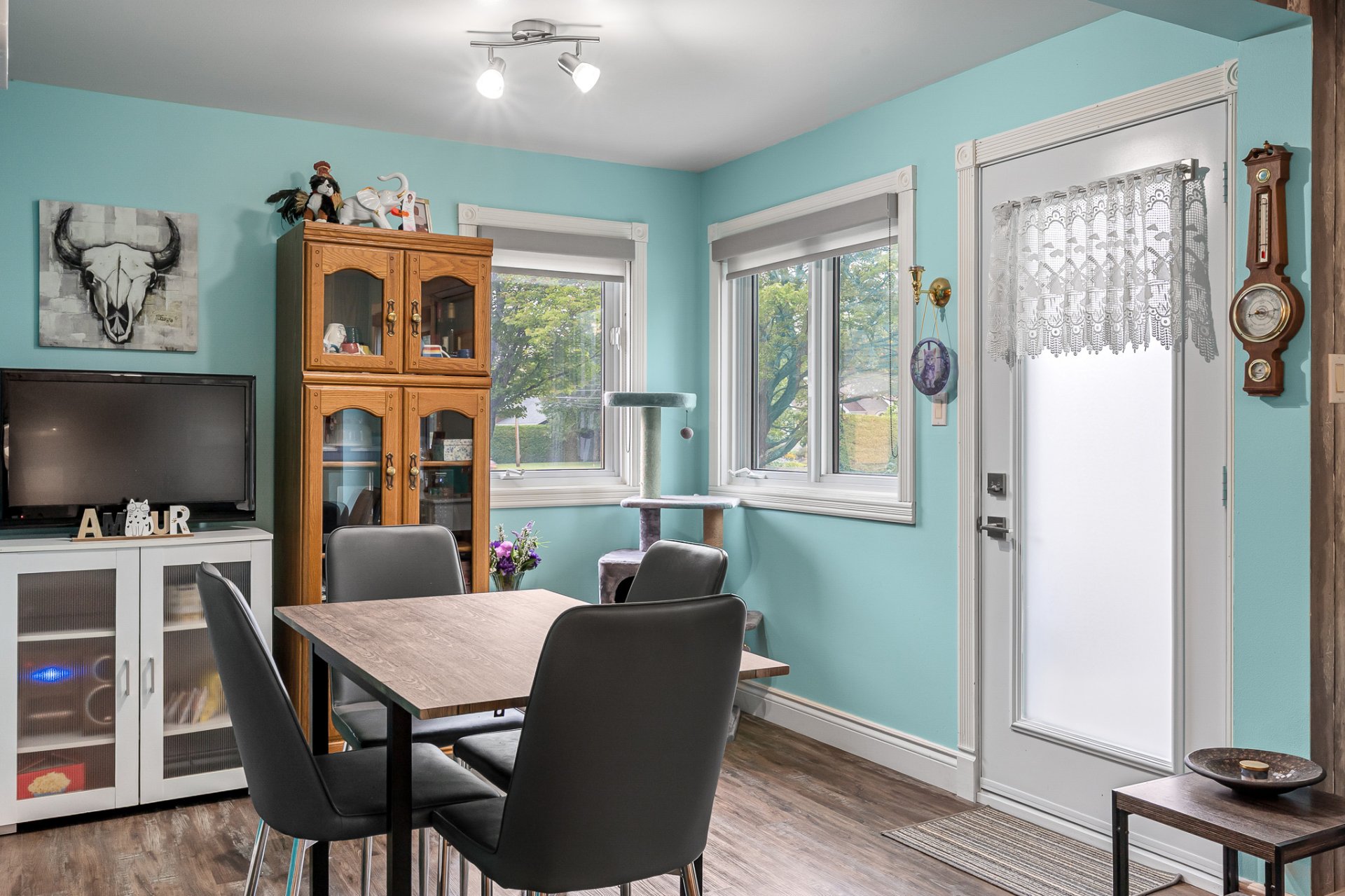 {"FR":"Int&eacute;rieur","EN":"Interior"}