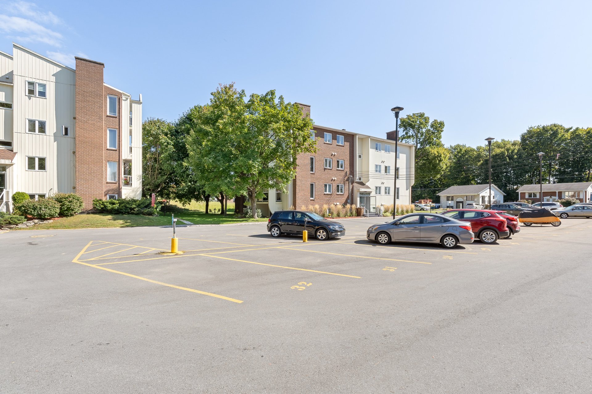 {"FR":"Fa&ccedil;ade","EN":"Frontage"}