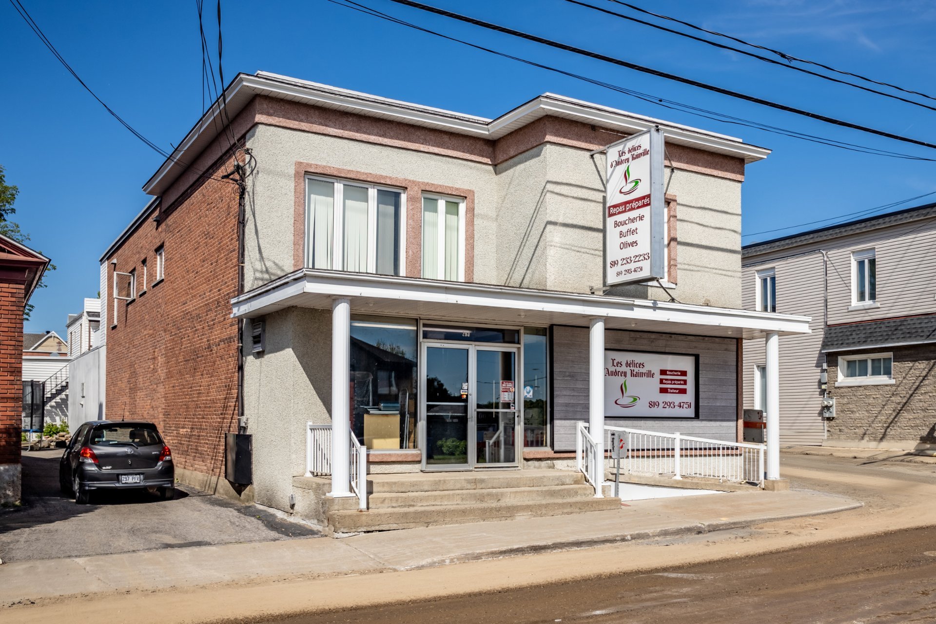 {"FR":"Fa&ccedil;ade","EN":"Frontage"}