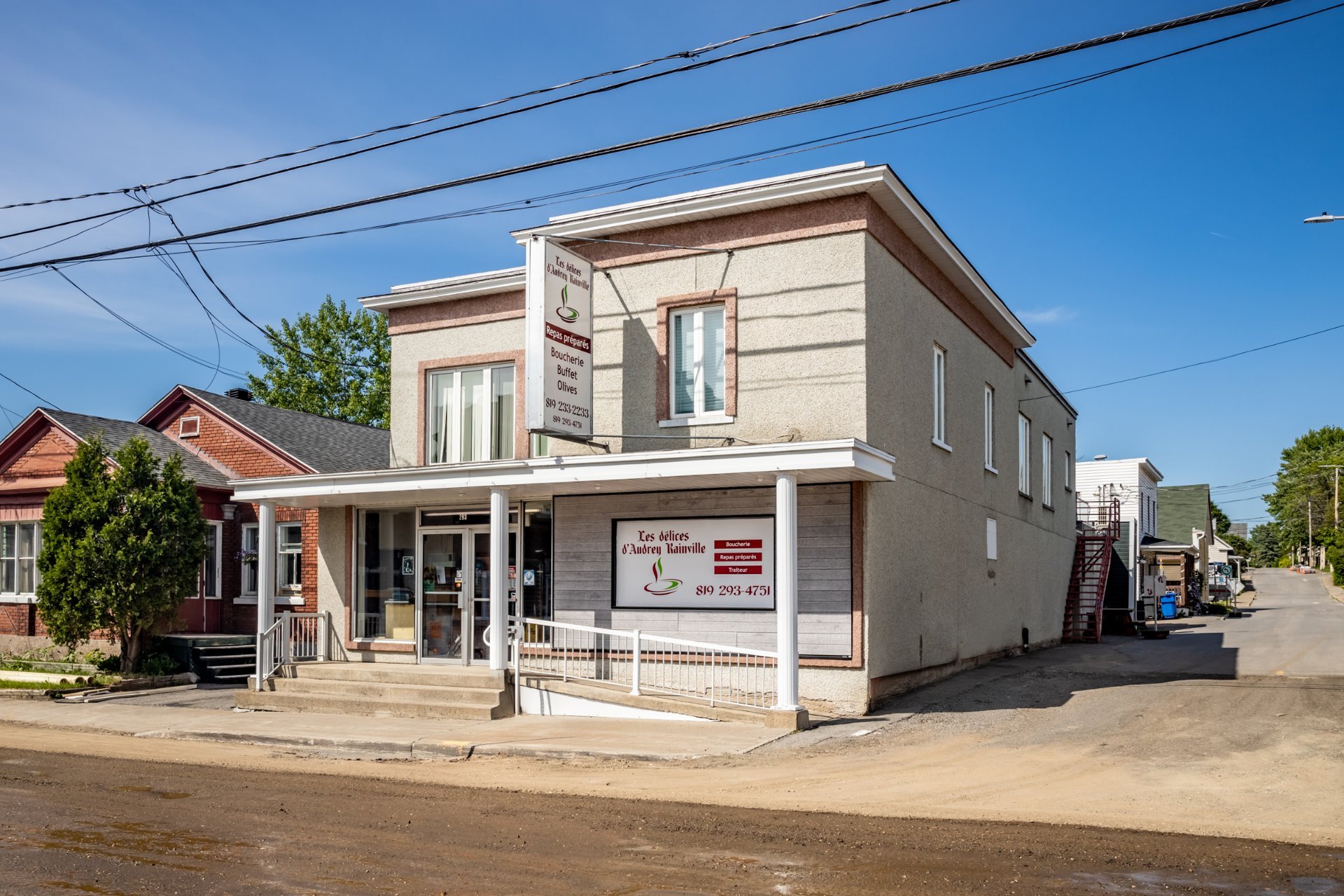 {"FR":"Fa&ccedil;ade","EN":"Frontage"}