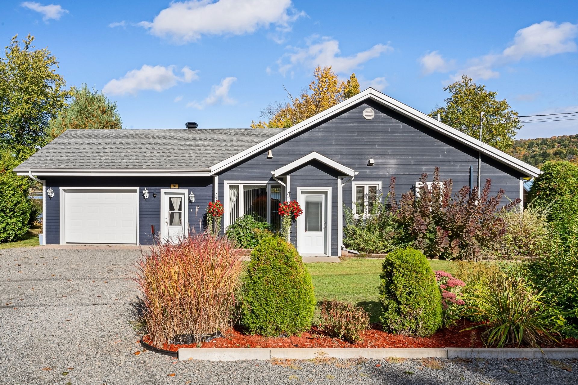 {"FR":"Fa&ccedil;ade","EN":"Frontage"}