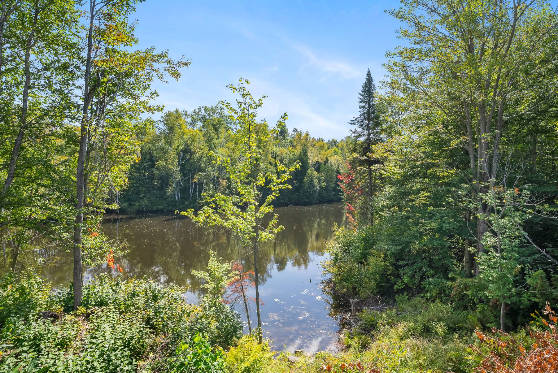{"FR":"Acc&egrave;s au plan d'eau","EN":"Access to a body of water"}