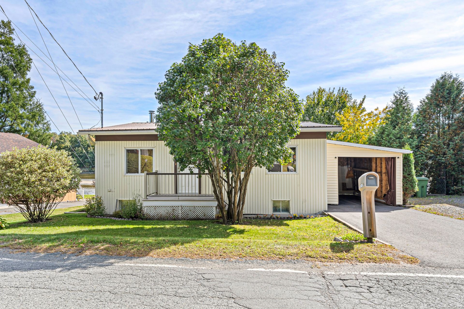 {"FR":"Fa&ccedil;ade","EN":"Frontage"}