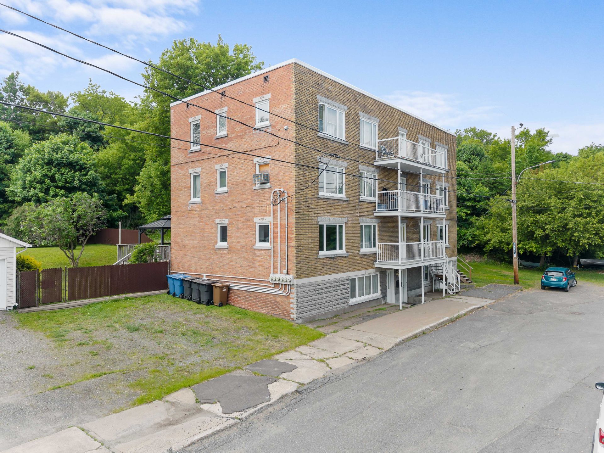 {"FR":"Fa&ccedil;ade","EN":"Frontage"}