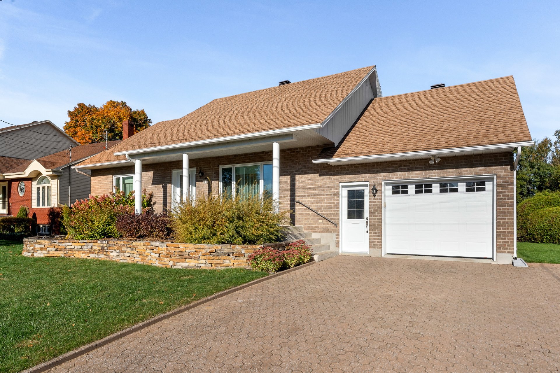 {"FR":"Fa&ccedil;ade","EN":"Frontage"}