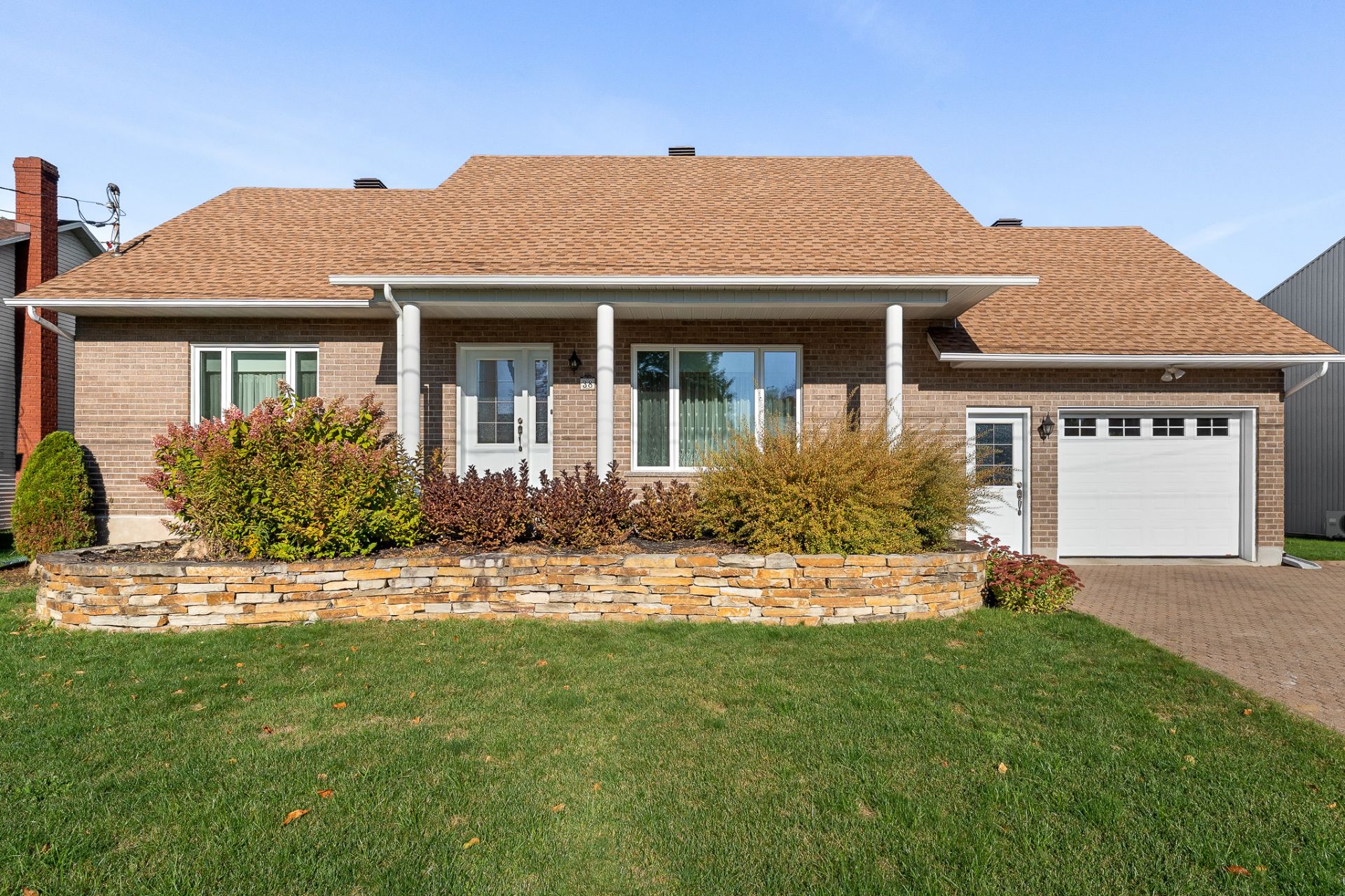 {"FR":"Fa&ccedil;ade","EN":"Frontage"}