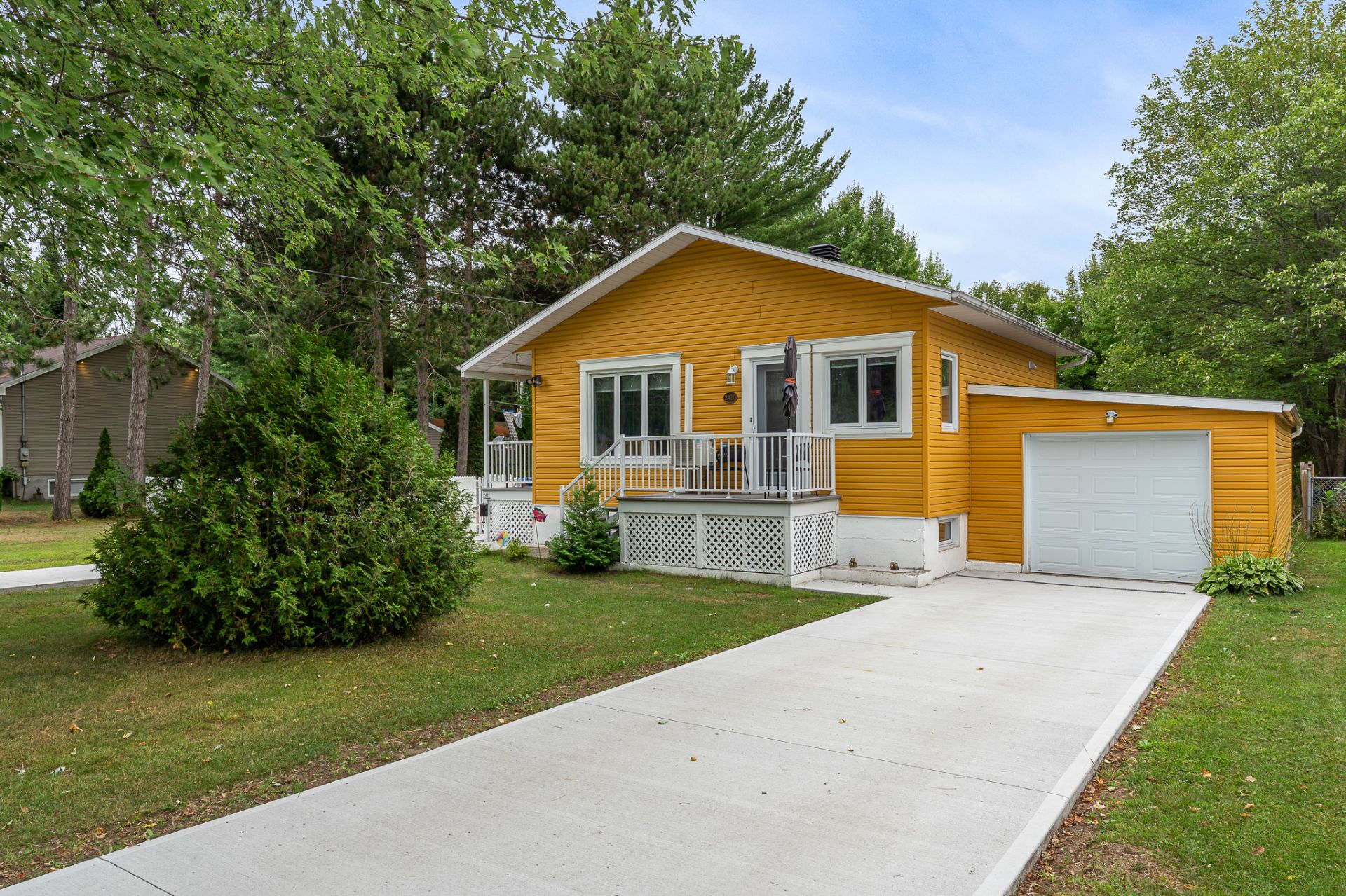 {"FR":"Fa&ccedil;ade","EN":"Frontage"}