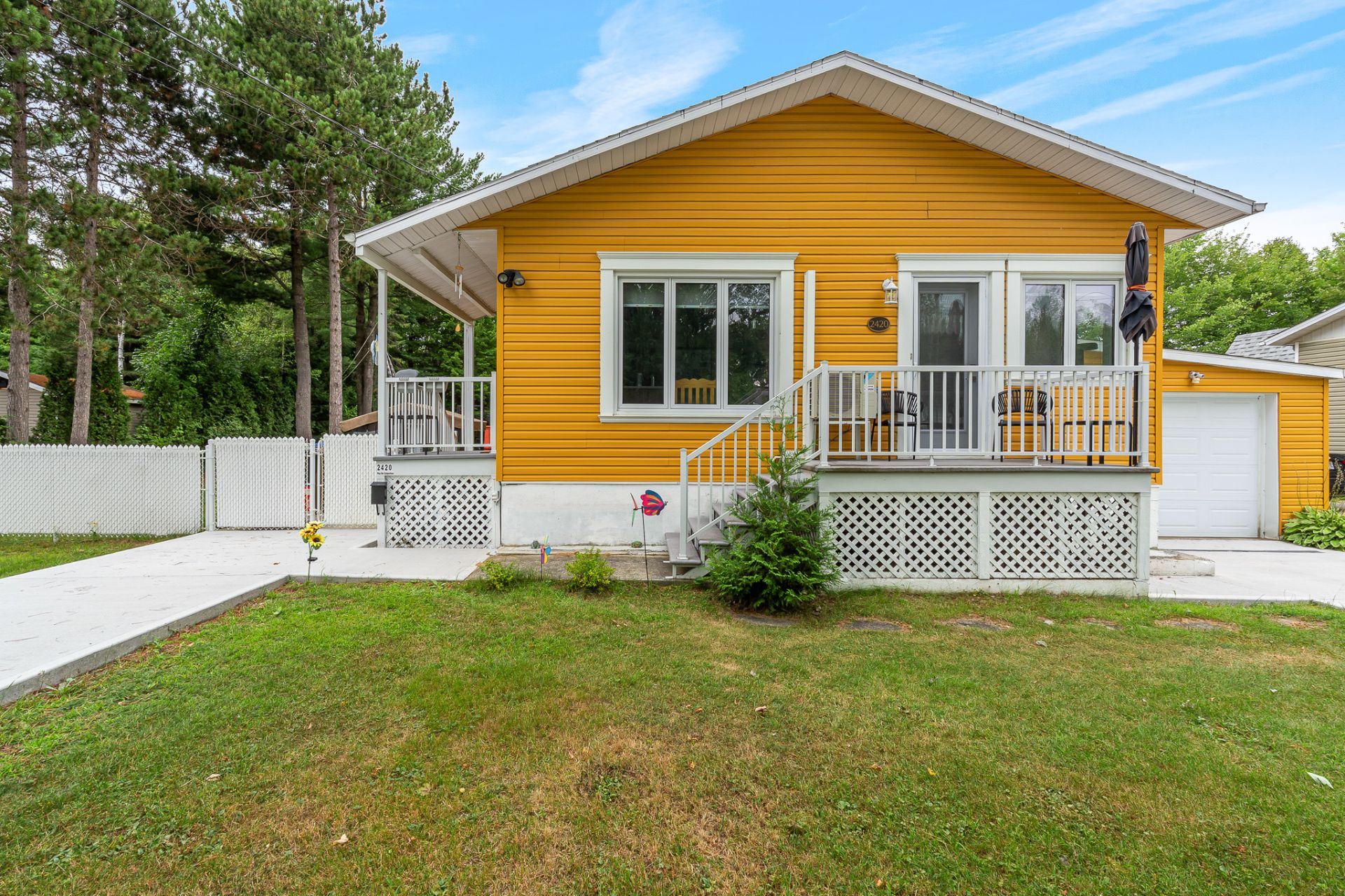 {"FR":"Fa&ccedil;ade","EN":"Frontage"}