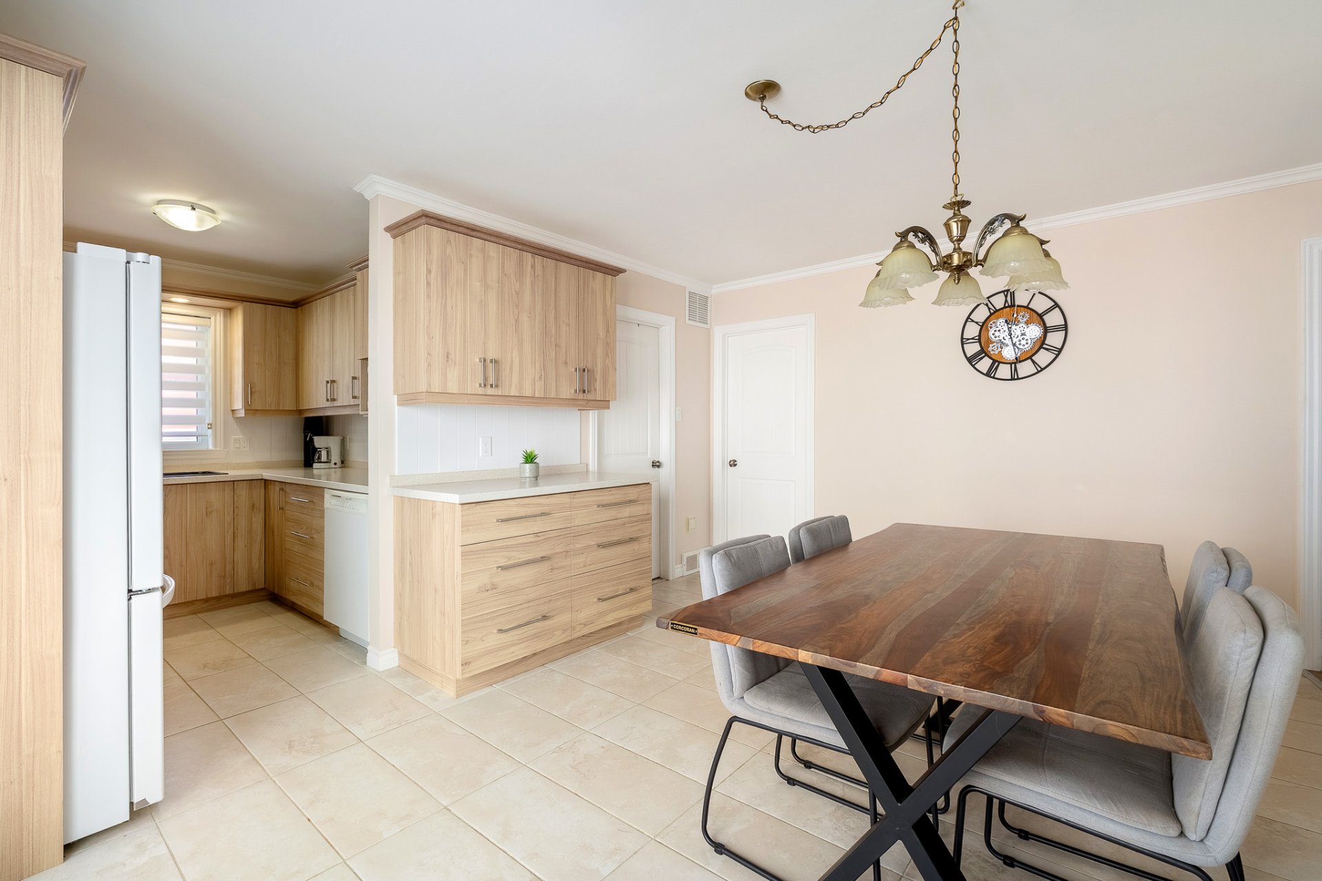 {"FR":"Salle &agrave; manger","EN":"Dining room"}