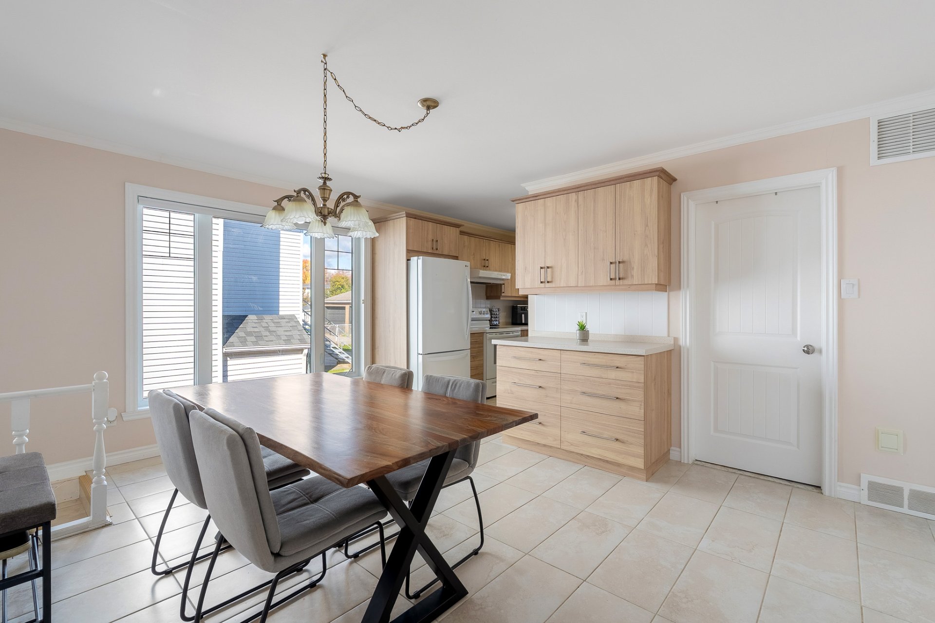 {"FR":"Salle &agrave; manger","EN":"Dining room"}