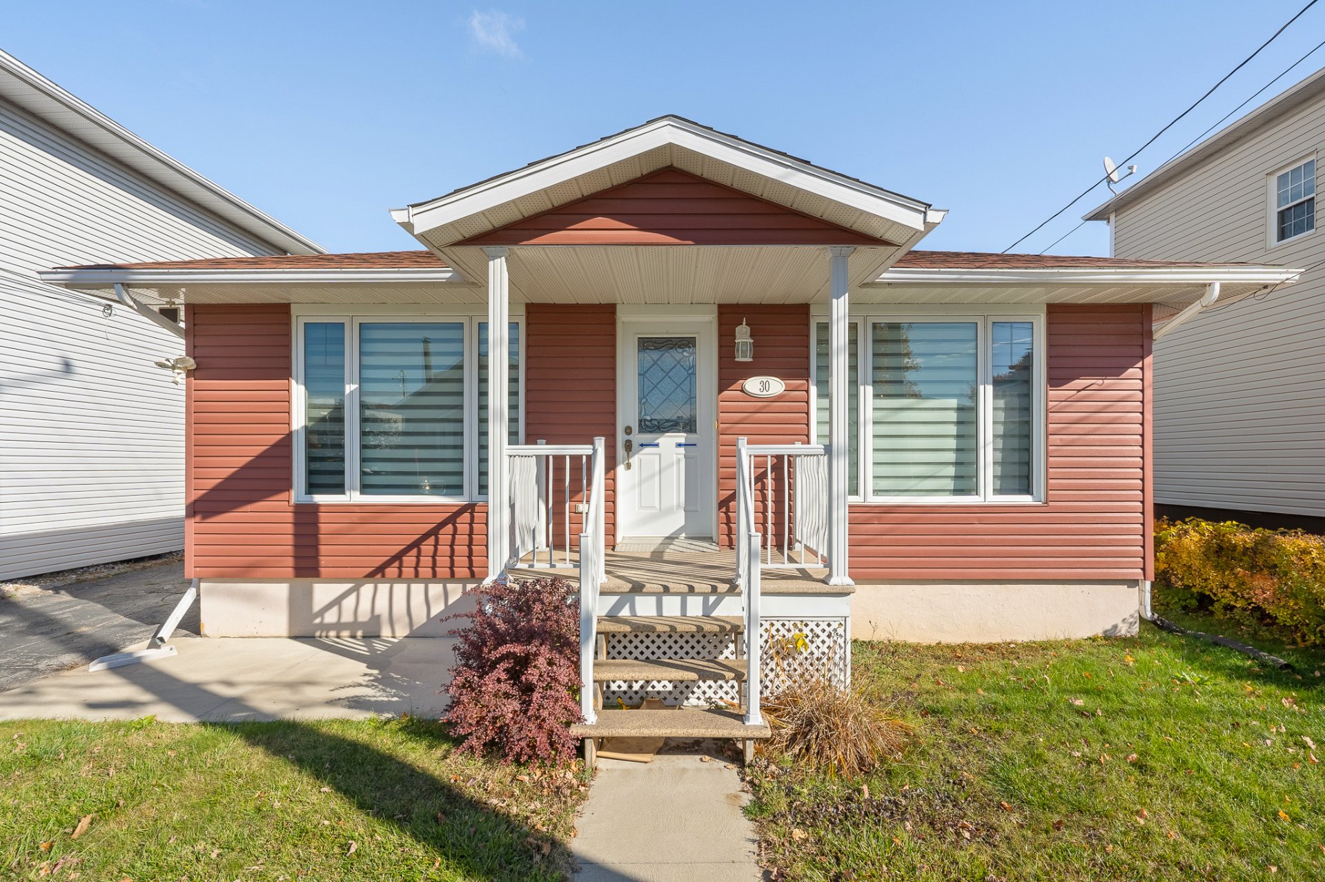 {"FR":"Fa&ccedil;ade","EN":"Frontage"}