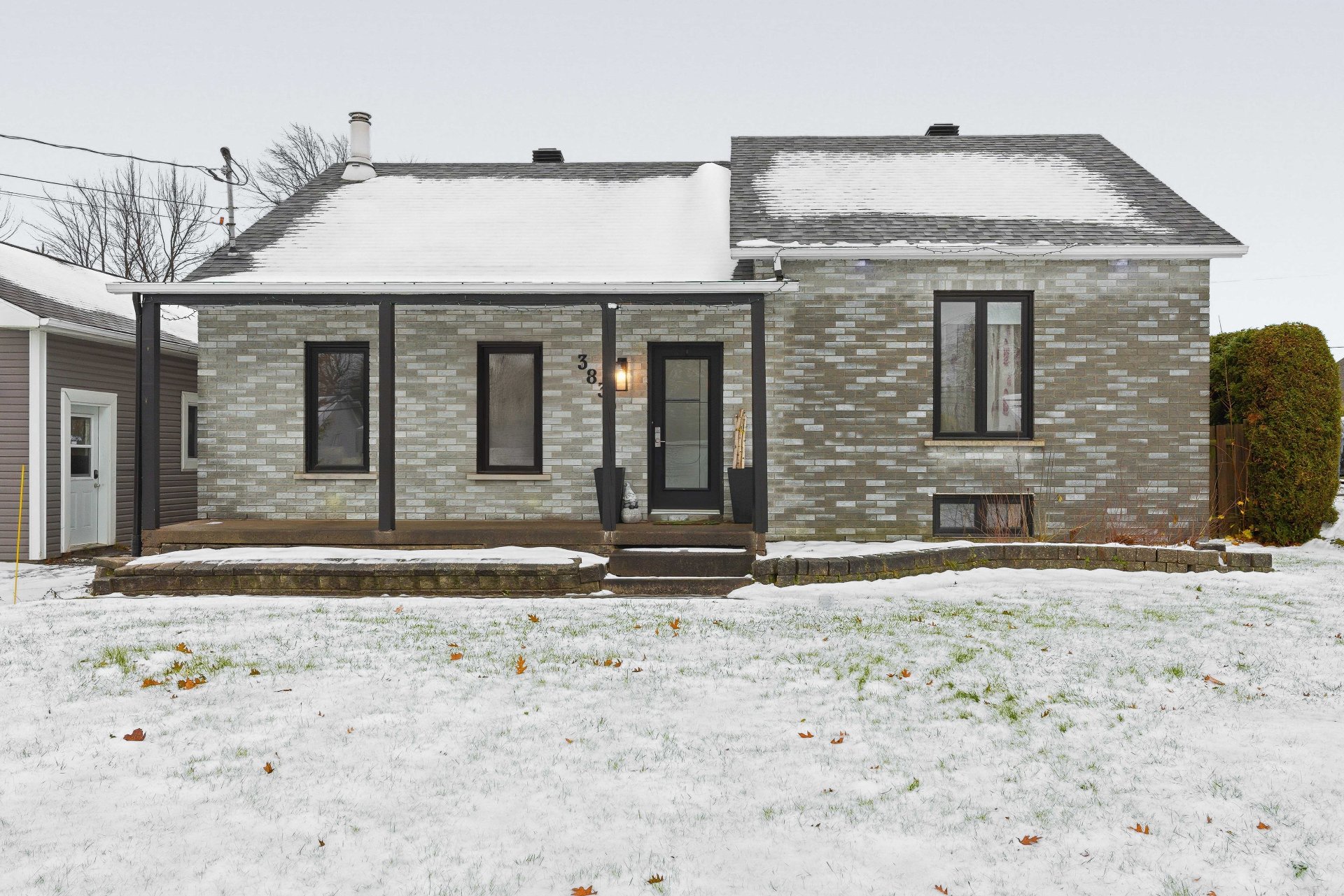 {"FR":"Fa&ccedil;ade","EN":"Frontage"}