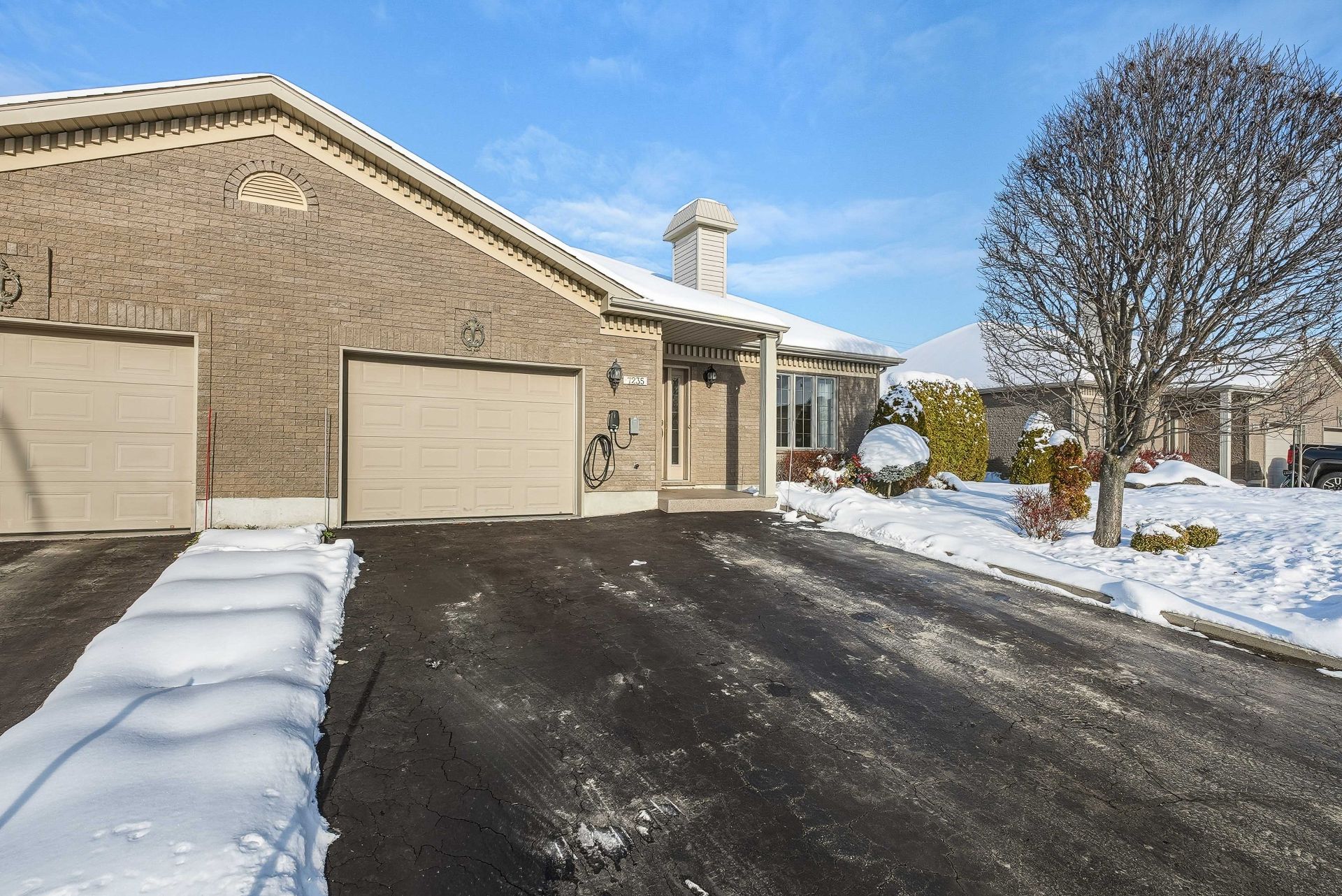 {"FR":"Fa&ccedil;ade","EN":"Frontage"}