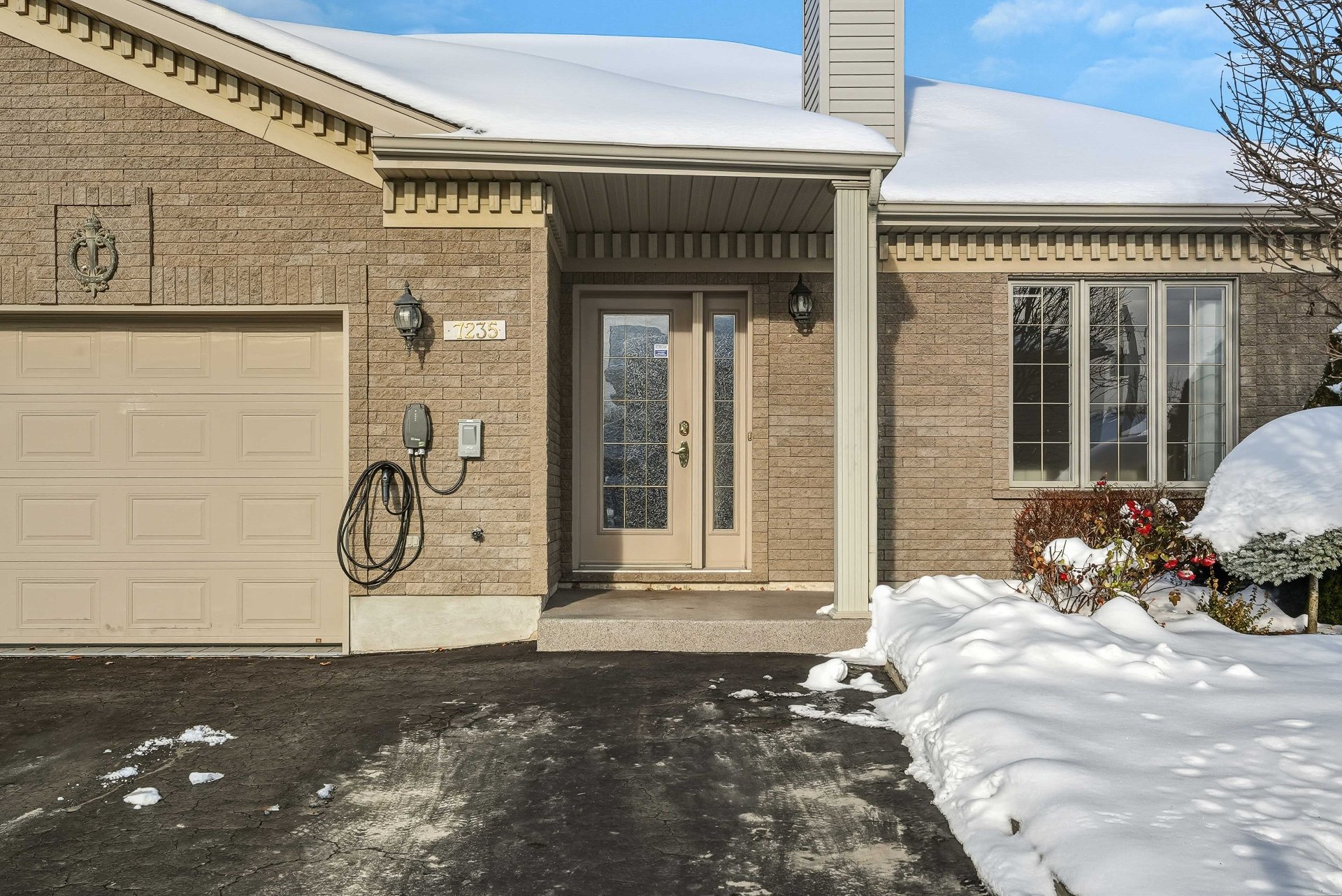 {"FR":"Fa&ccedil;ade","EN":"Frontage"}