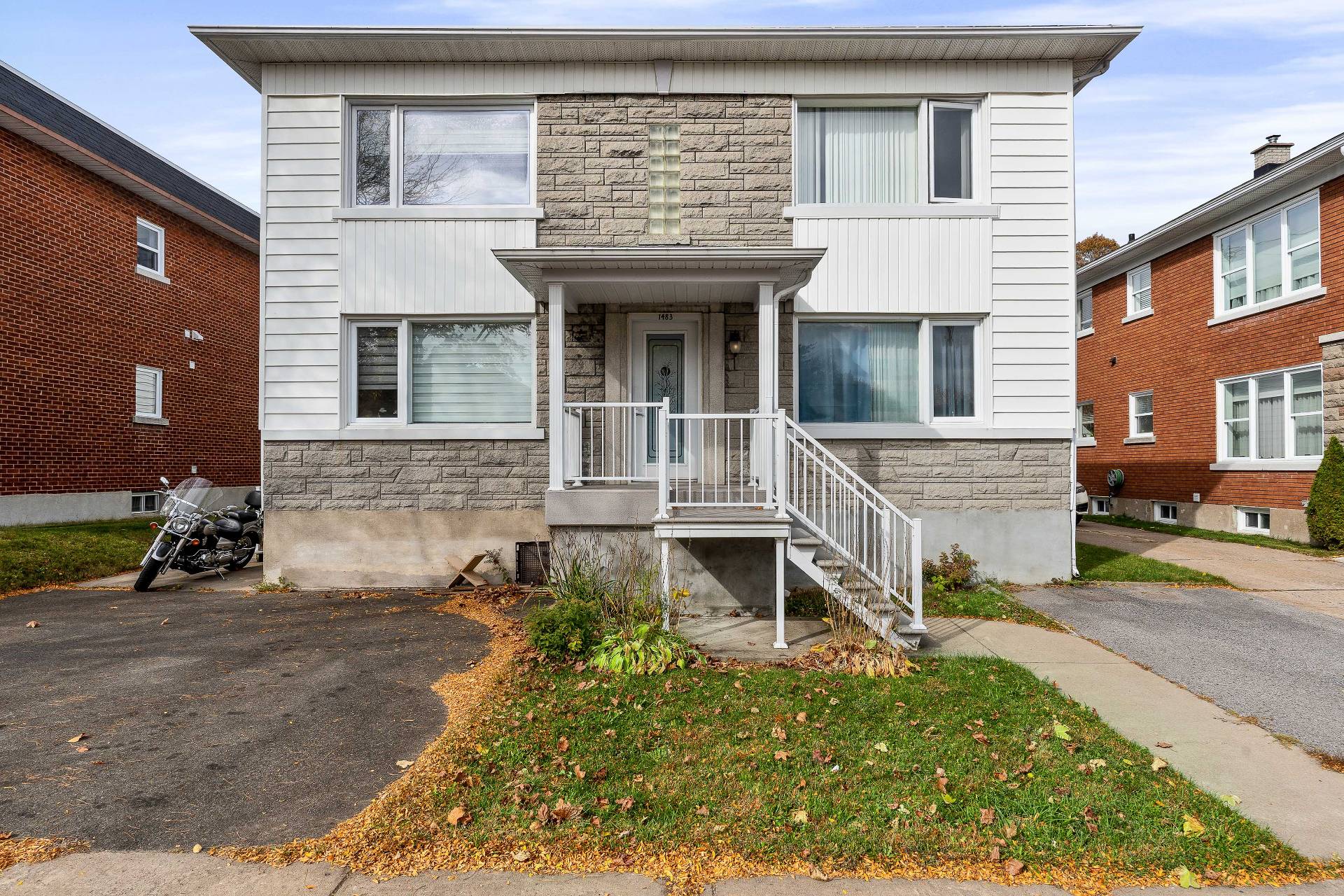 {"FR":"Fa&ccedil;ade","EN":"Frontage"}