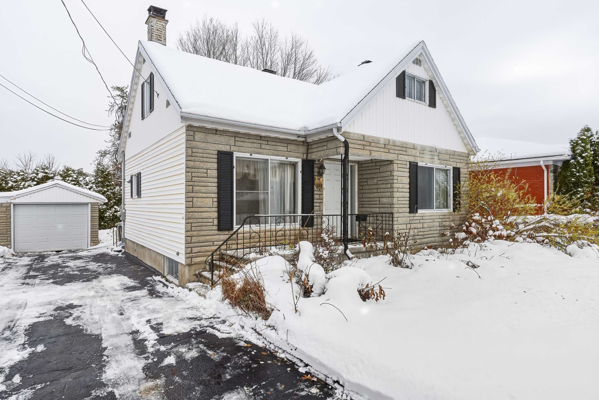 {"FR":"Fa&ccedil;ade","EN":"Frontage"}