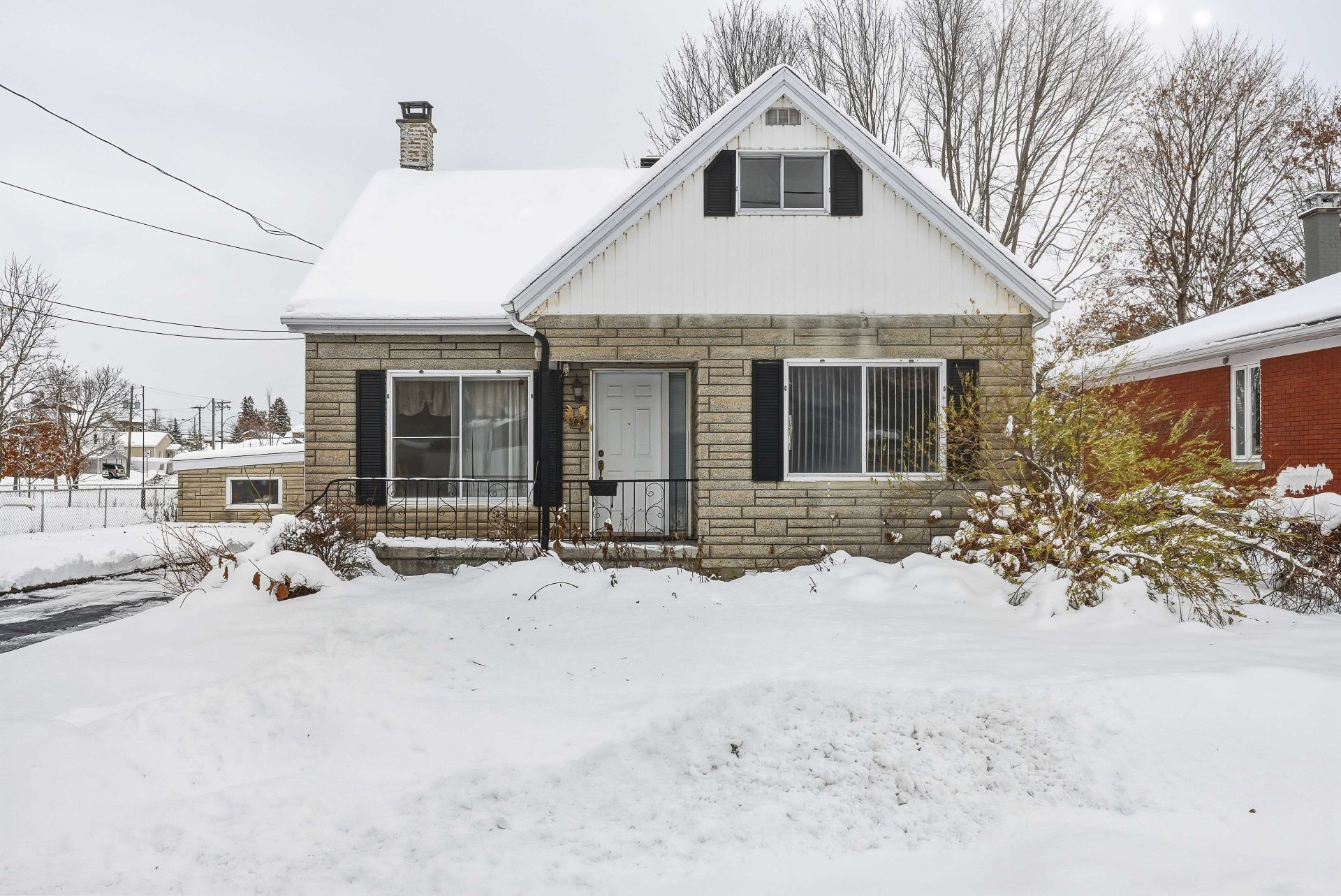 {"FR":"Fa&ccedil;ade","EN":"Frontage"}