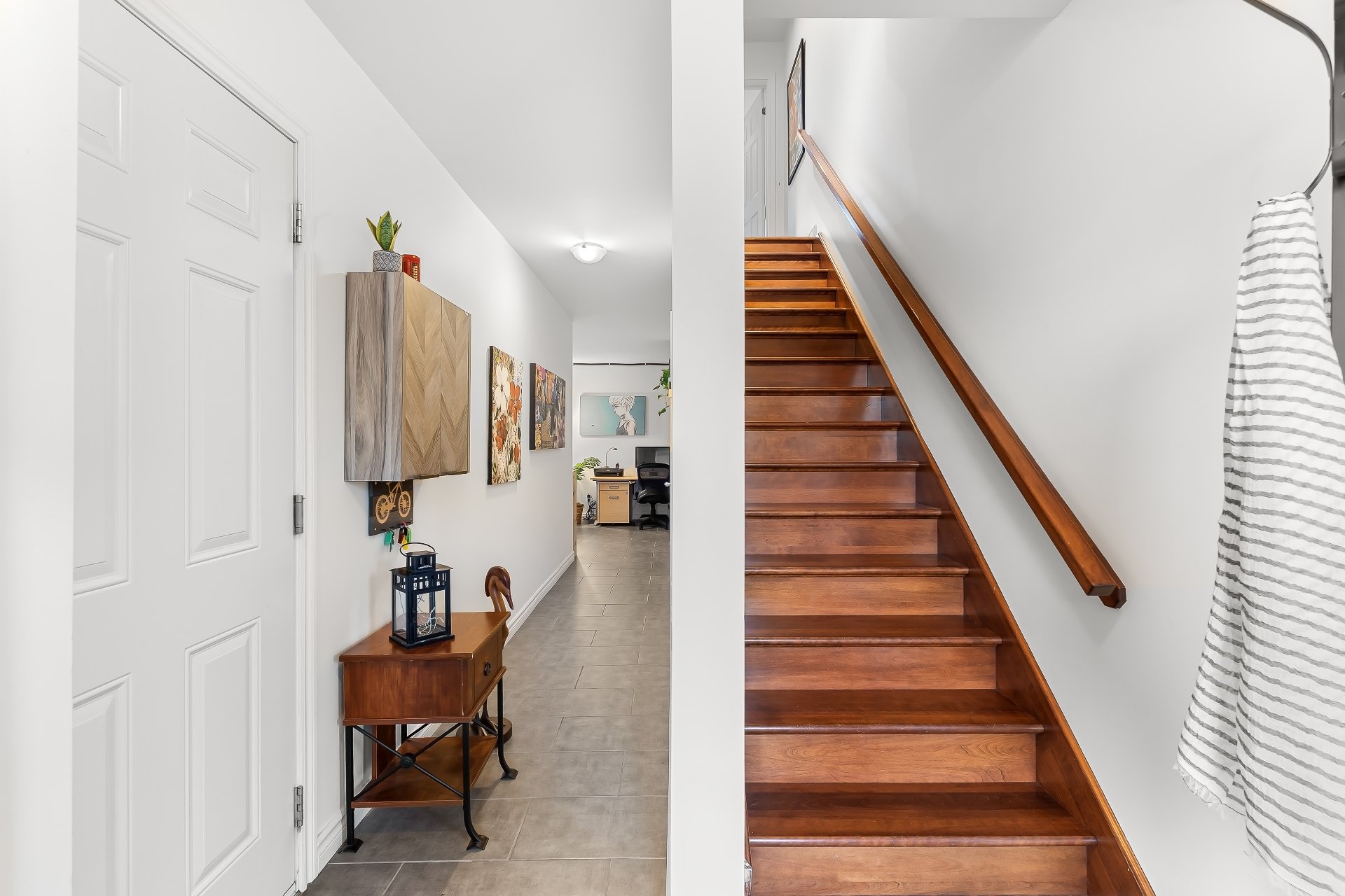 {"FR":"Int&eacute;rieur","EN":"Interior"}