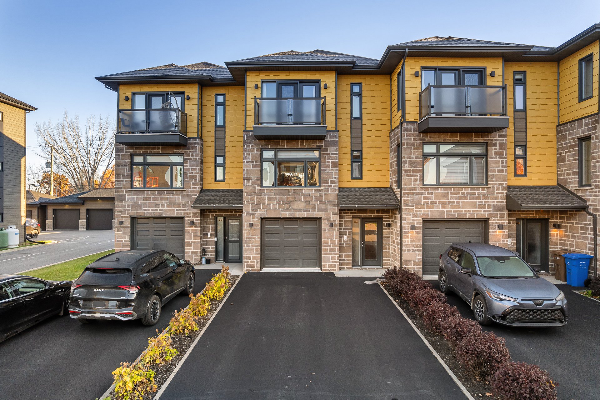 {"FR":"Fa&ccedil;ade","EN":"Frontage"}