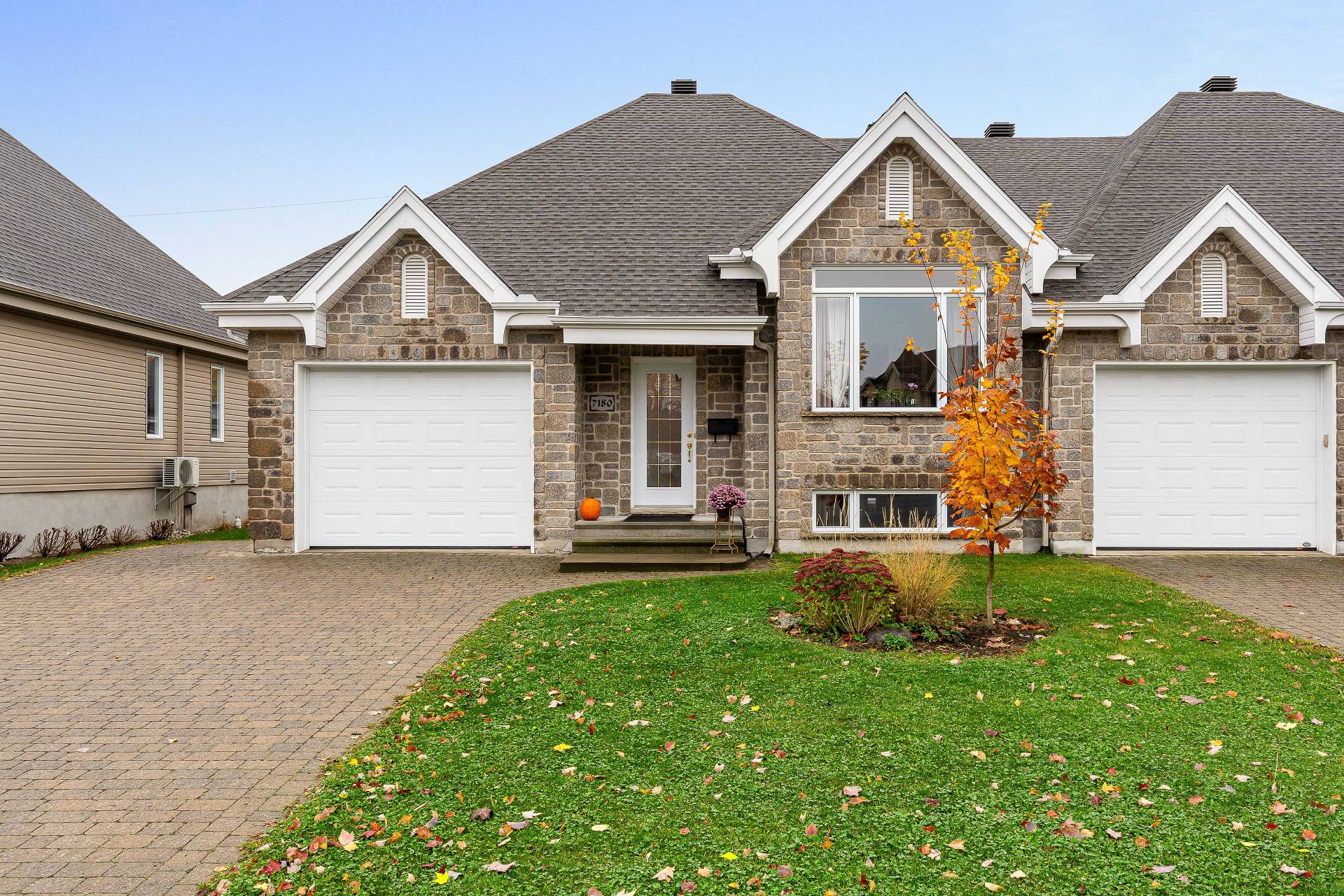 {"FR":"Fa&ccedil;ade","EN":"Frontage"}