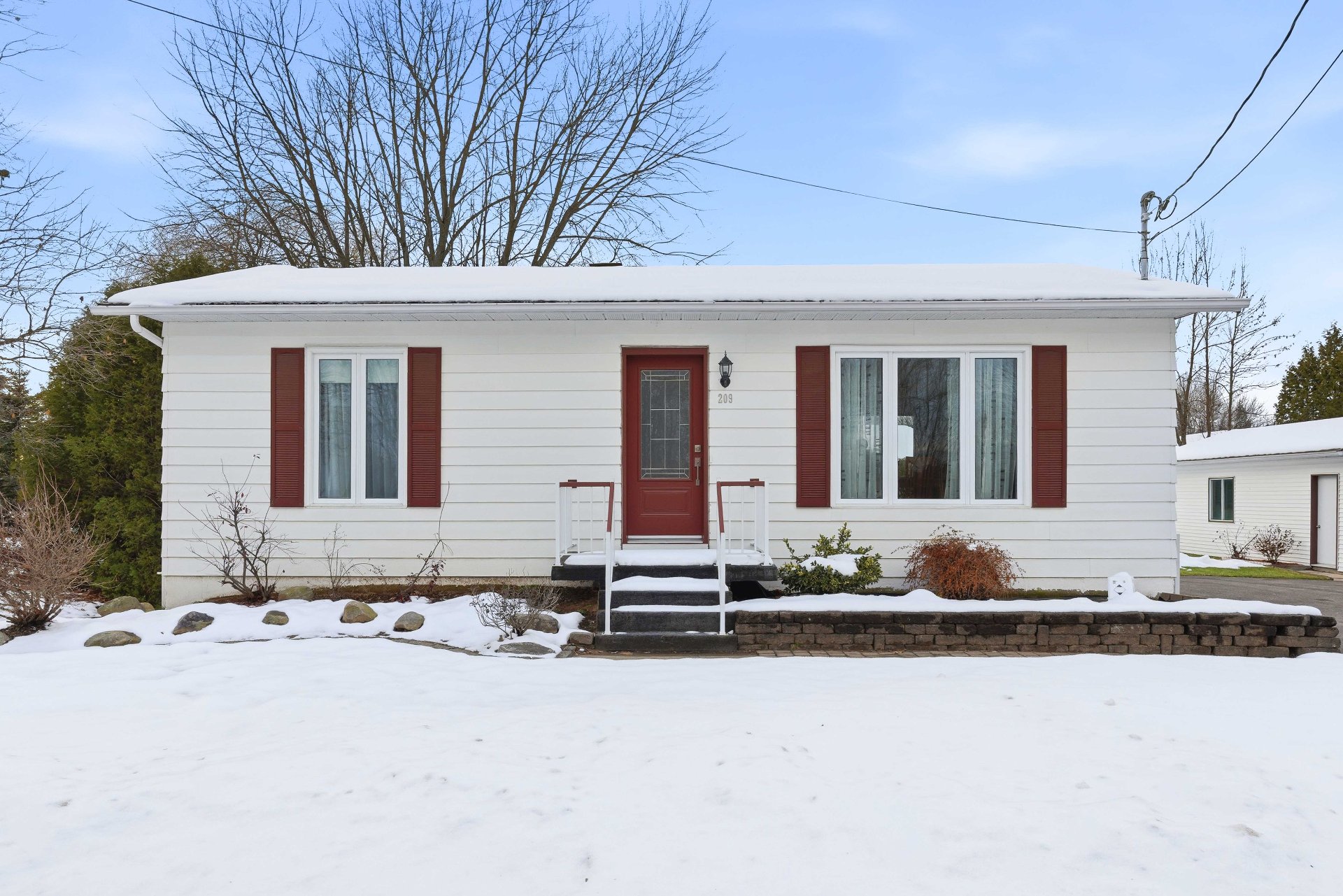 {"FR":"Fa&ccedil;ade","EN":"Frontage"}