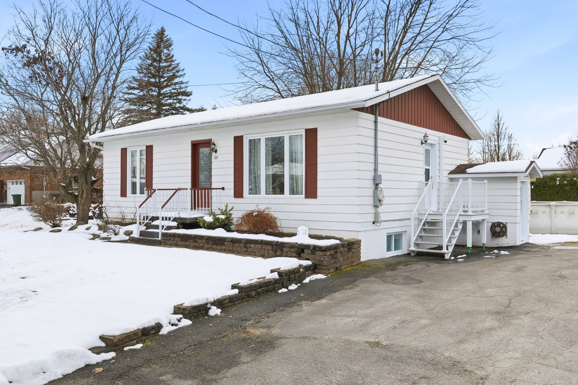 {"FR":"Fa&ccedil;ade","EN":"Frontage"}