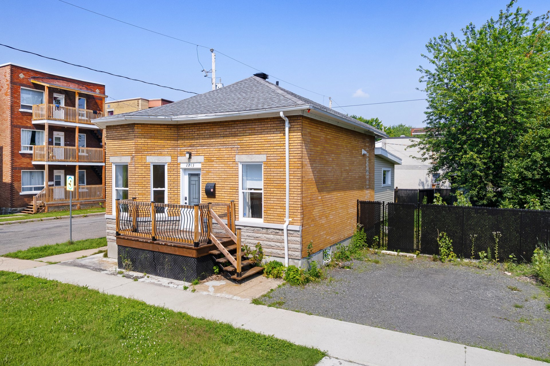 {"FR":"Fa&ccedil;ade","EN":"Frontage"}