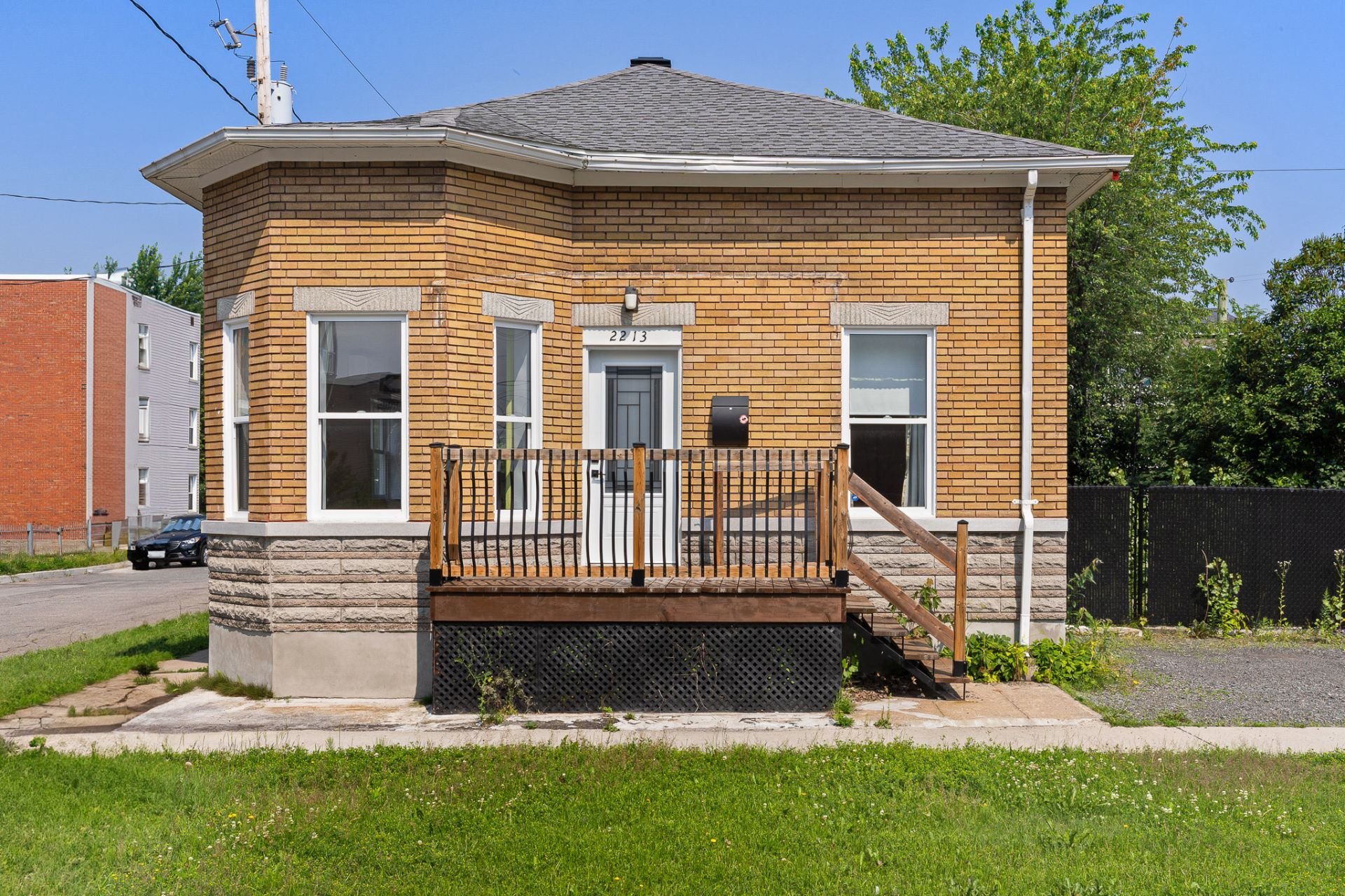 {"FR":"Fa&ccedil;ade","EN":"Frontage"}