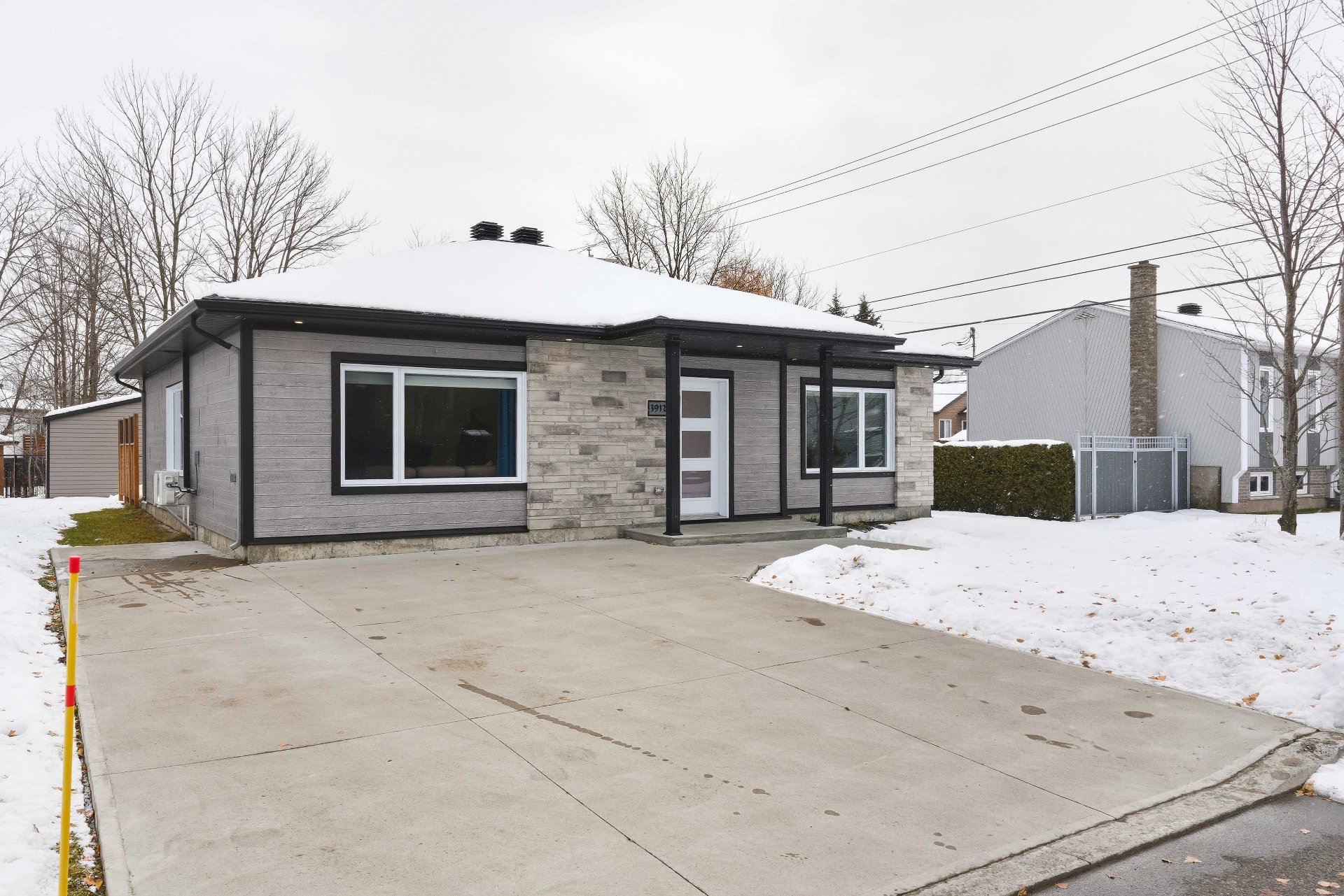 {"FR":"Fa&ccedil;ade","EN":"Frontage"}