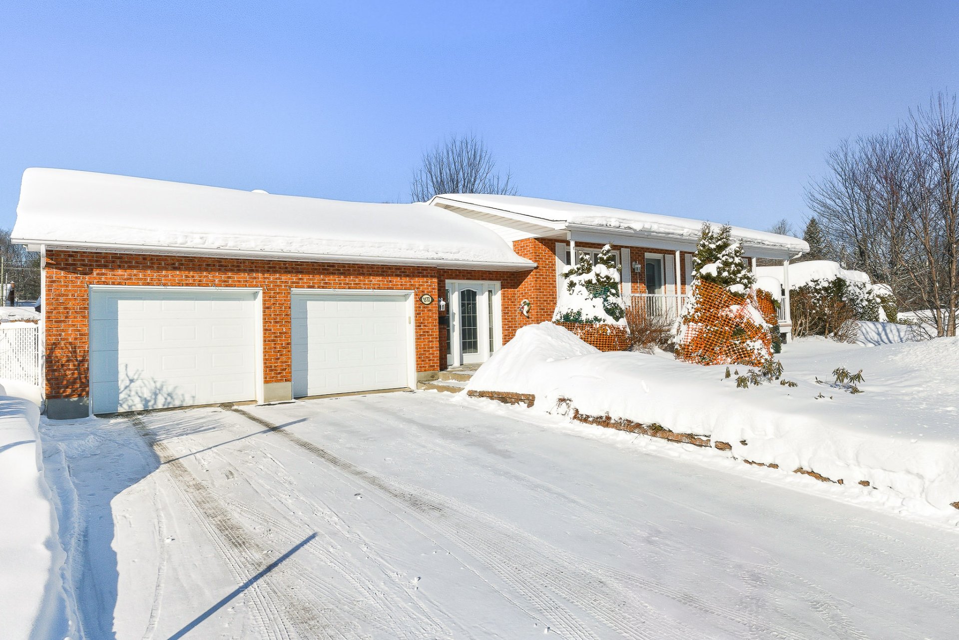 {"FR":"Fa&ccedil;ade","EN":"Frontage"}