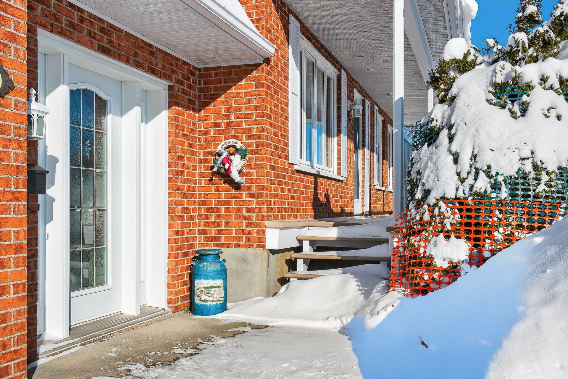 {"FR":"Fa&ccedil;ade","EN":"Frontage"}