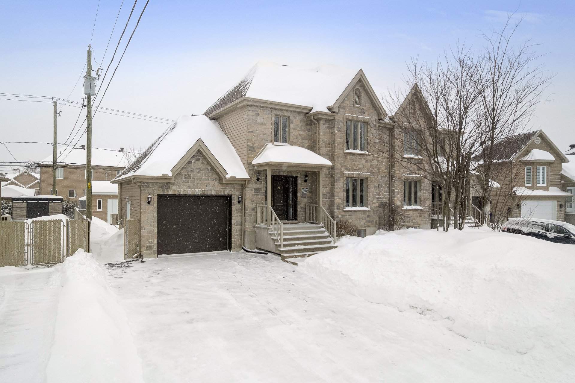 {"FR":"Fa&ccedil;ade","EN":"Frontage"}