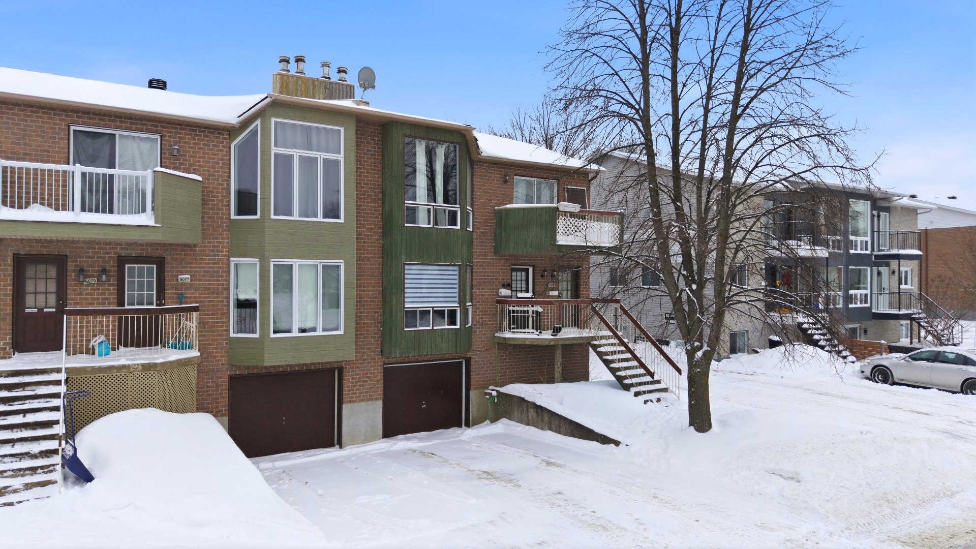 {"FR":"Fa&ccedil;ade","EN":"Frontage"}