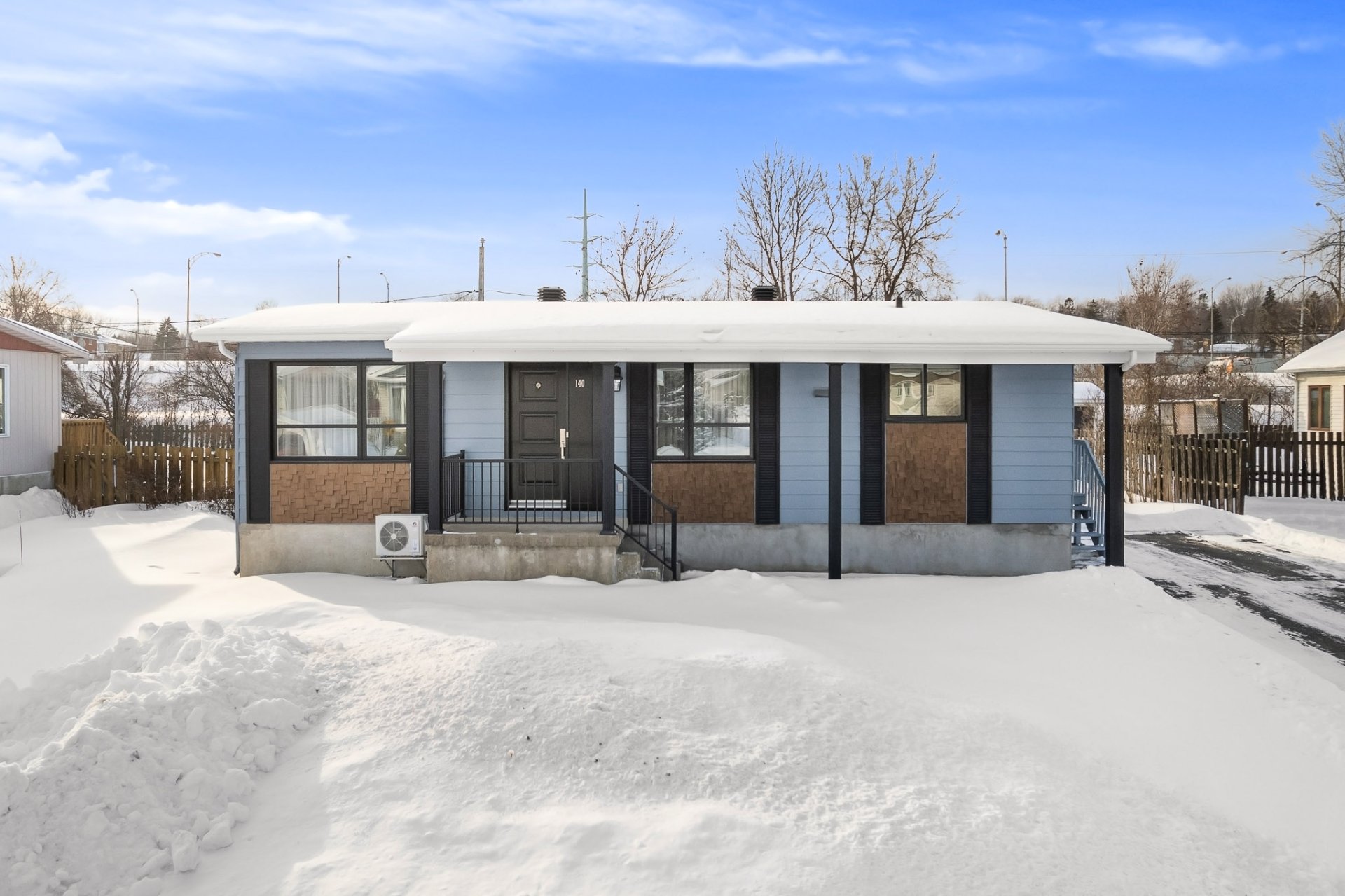 {"FR":"Fa&ccedil;ade","EN":"Frontage"}