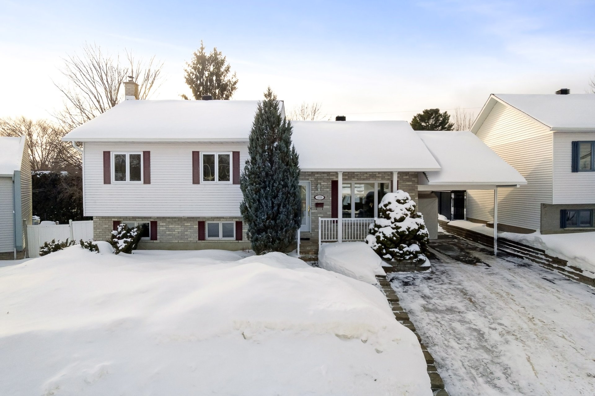 {"FR":"Fa&ccedil;ade","EN":"Frontage"}