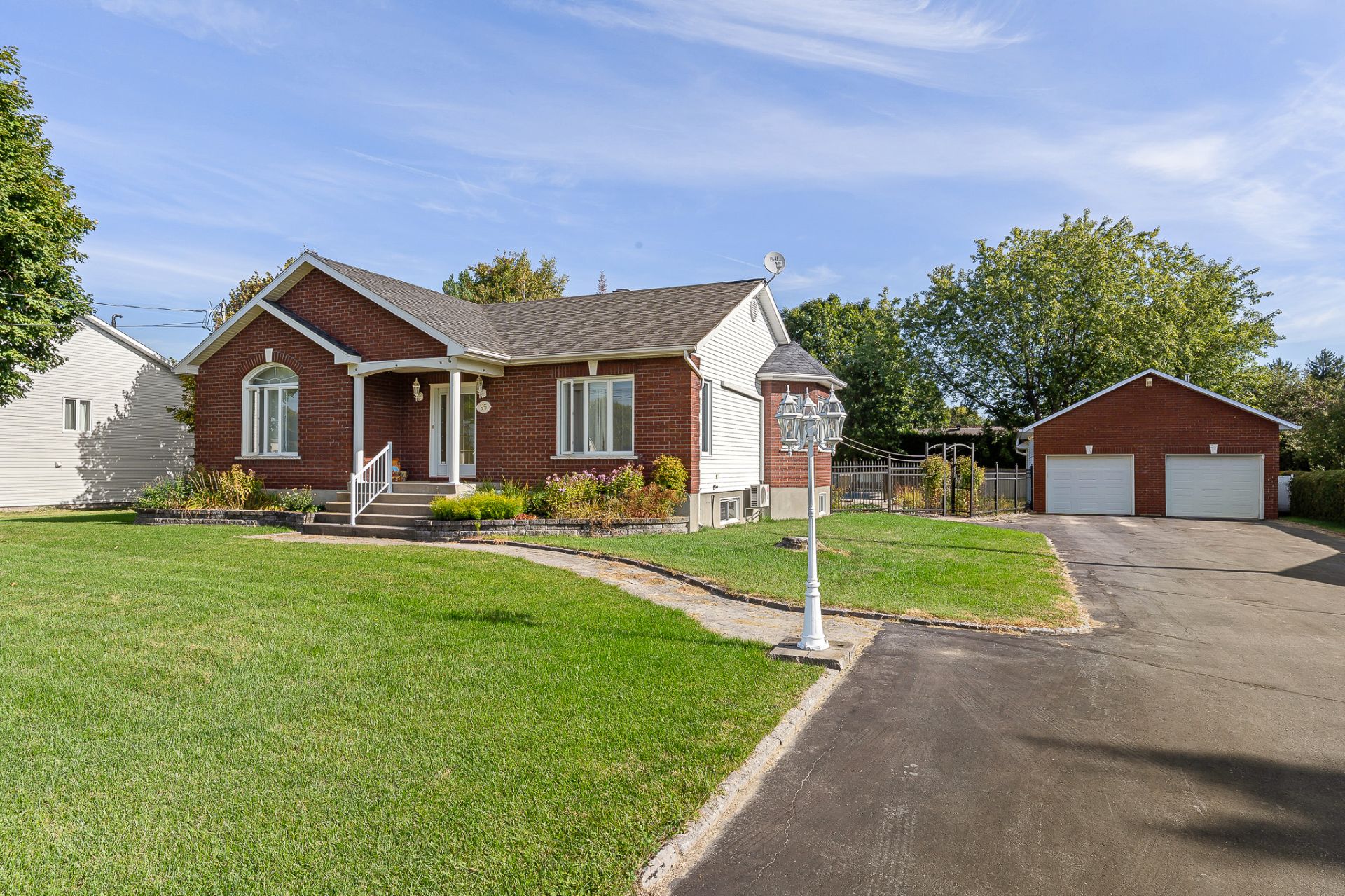 {"FR":"Fa&ccedil;ade","EN":"Frontage"}