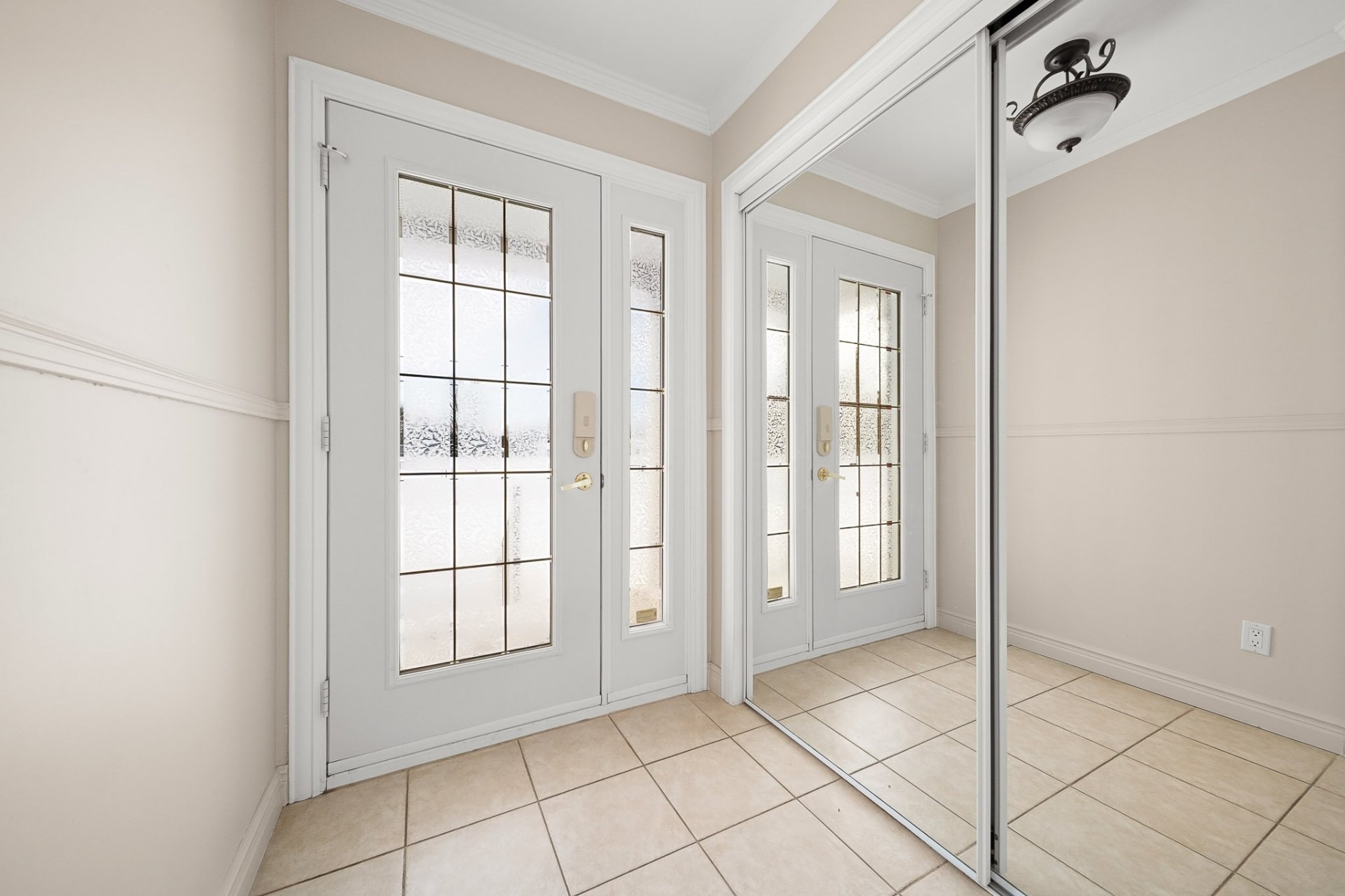 {"FR":"Hall d'entr&eacute;e/Vestibule","EN":"Hallway"}