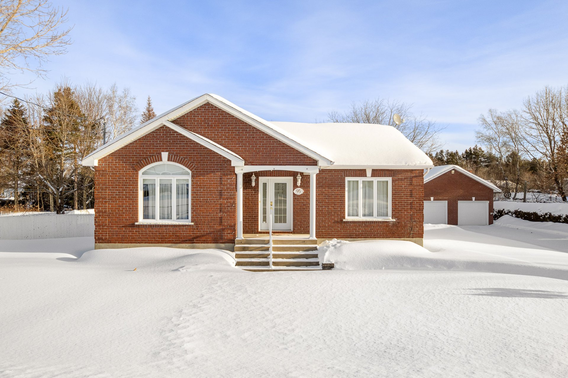 {"FR":"Fa&ccedil;ade","EN":"Frontage"}