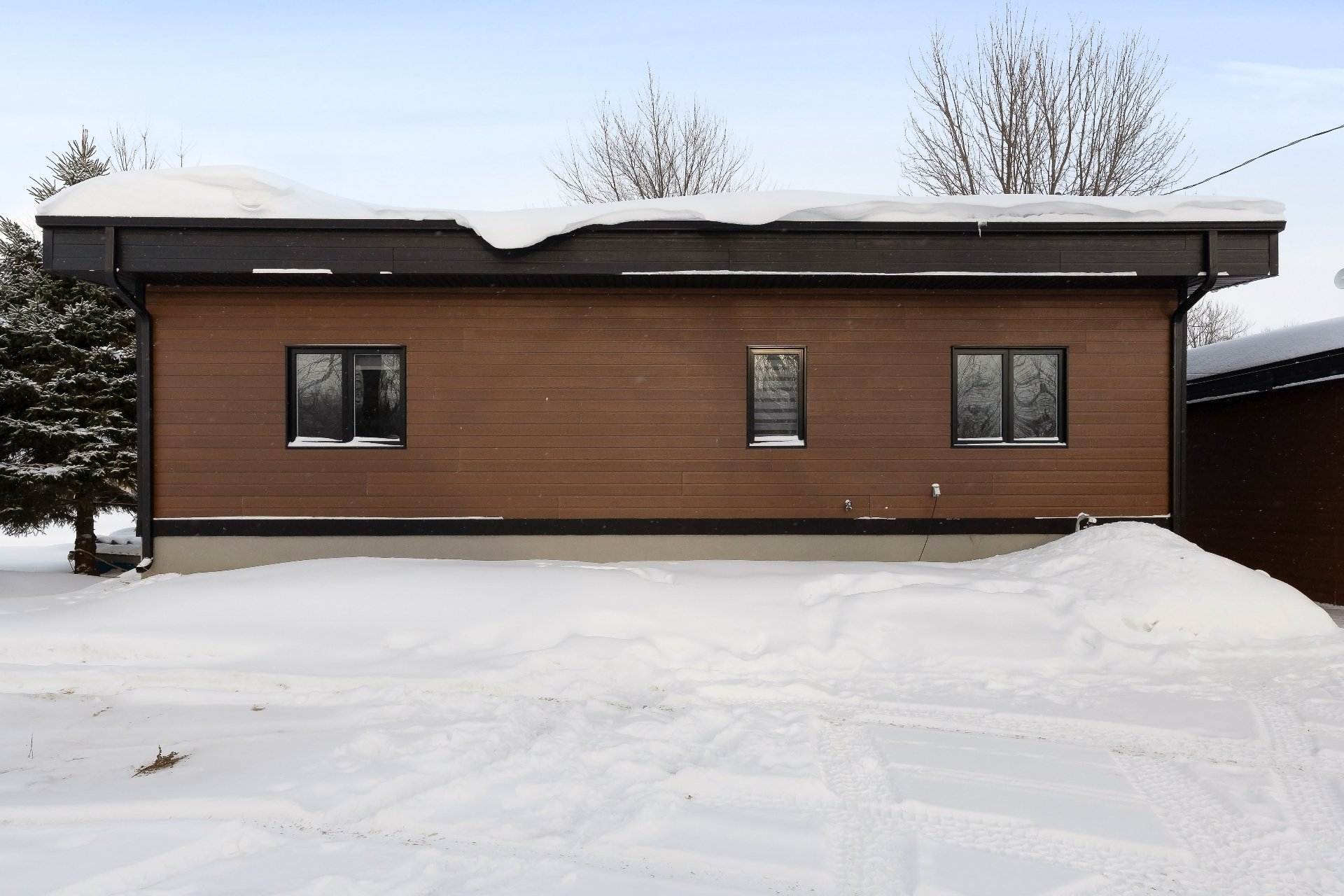 {"FR":"Fa&ccedil;ade","EN":"Frontage"}