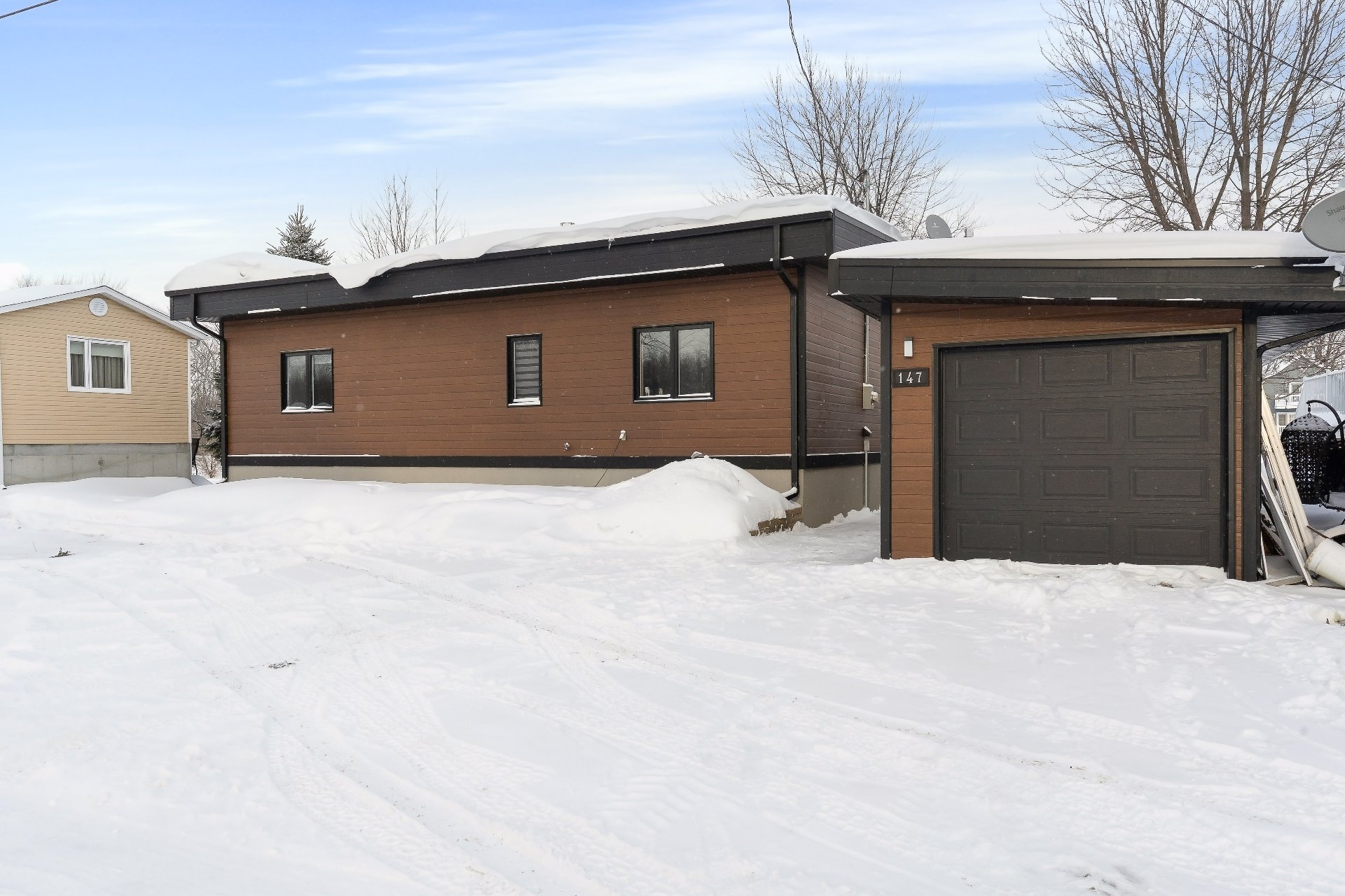 {"FR":"Fa&ccedil;ade","EN":"Frontage"}