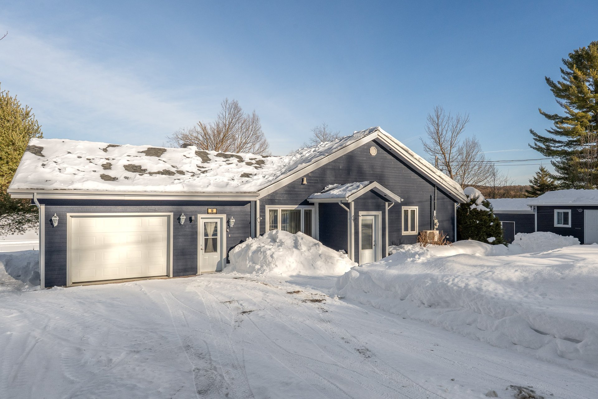 {"FR":"Fa&ccedil;ade","EN":"Frontage"}