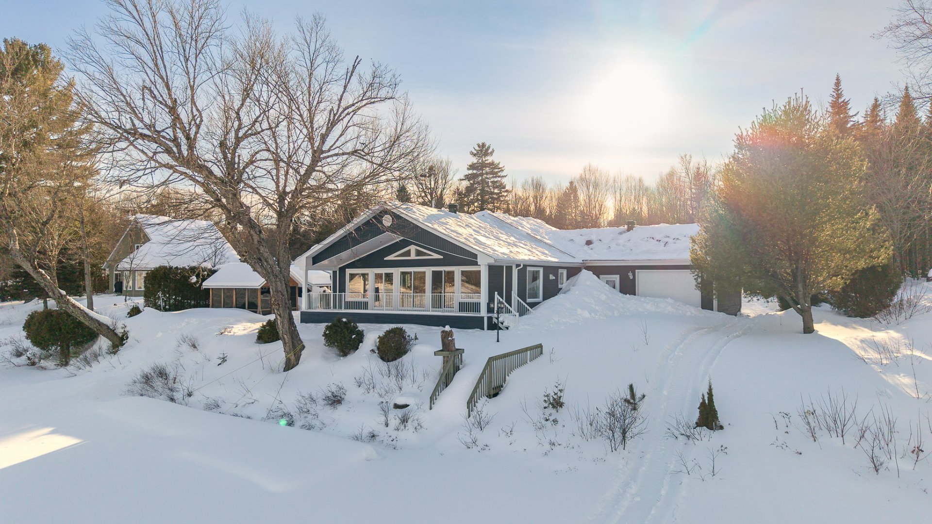 {"FR":"Vue sur l'eau","EN":"Water view"}