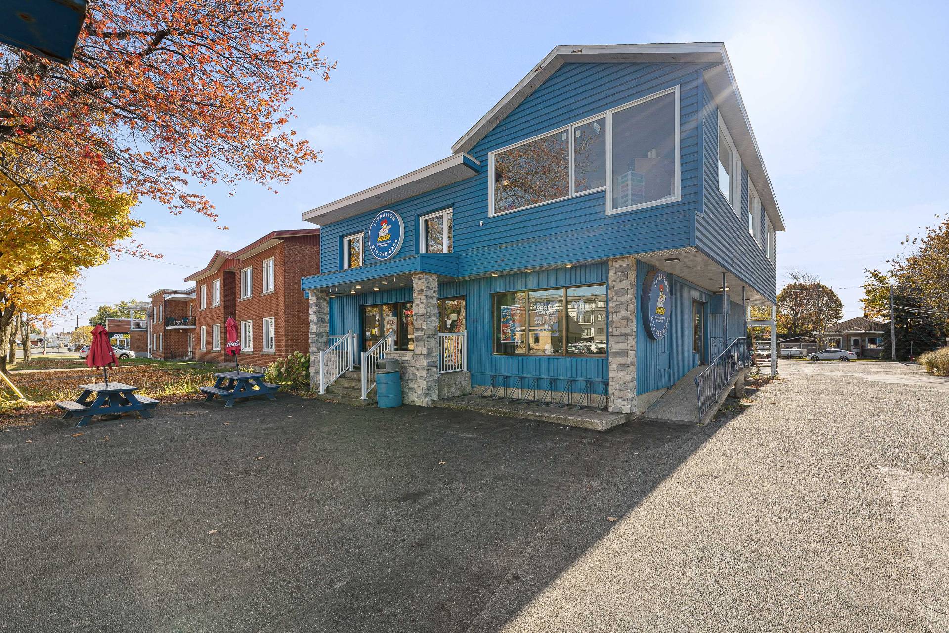 {"FR":"Fa&ccedil;ade","EN":"Frontage"}