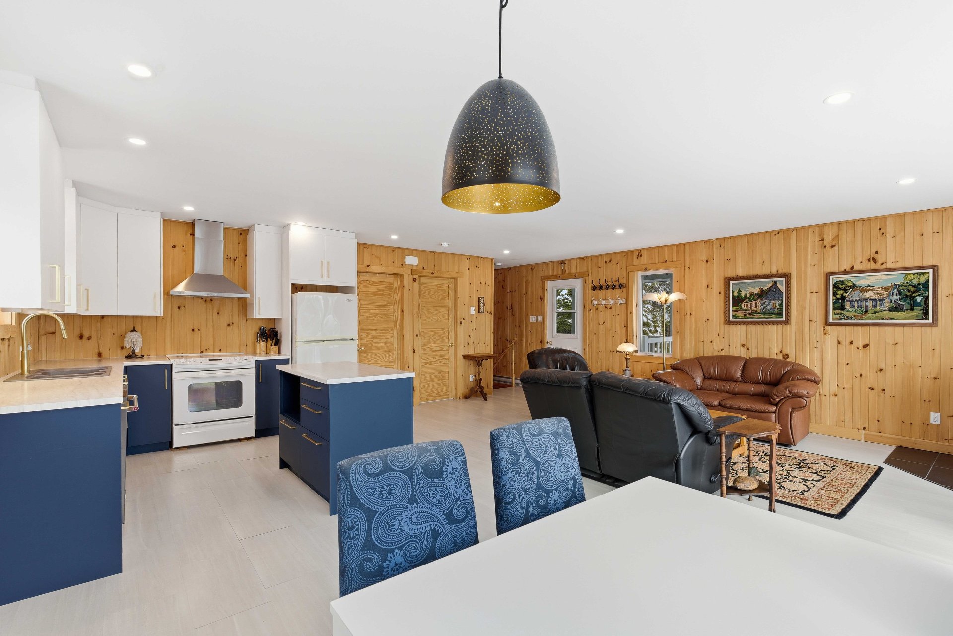 {"FR":"Salle &agrave; manger","EN":"Dining room"}