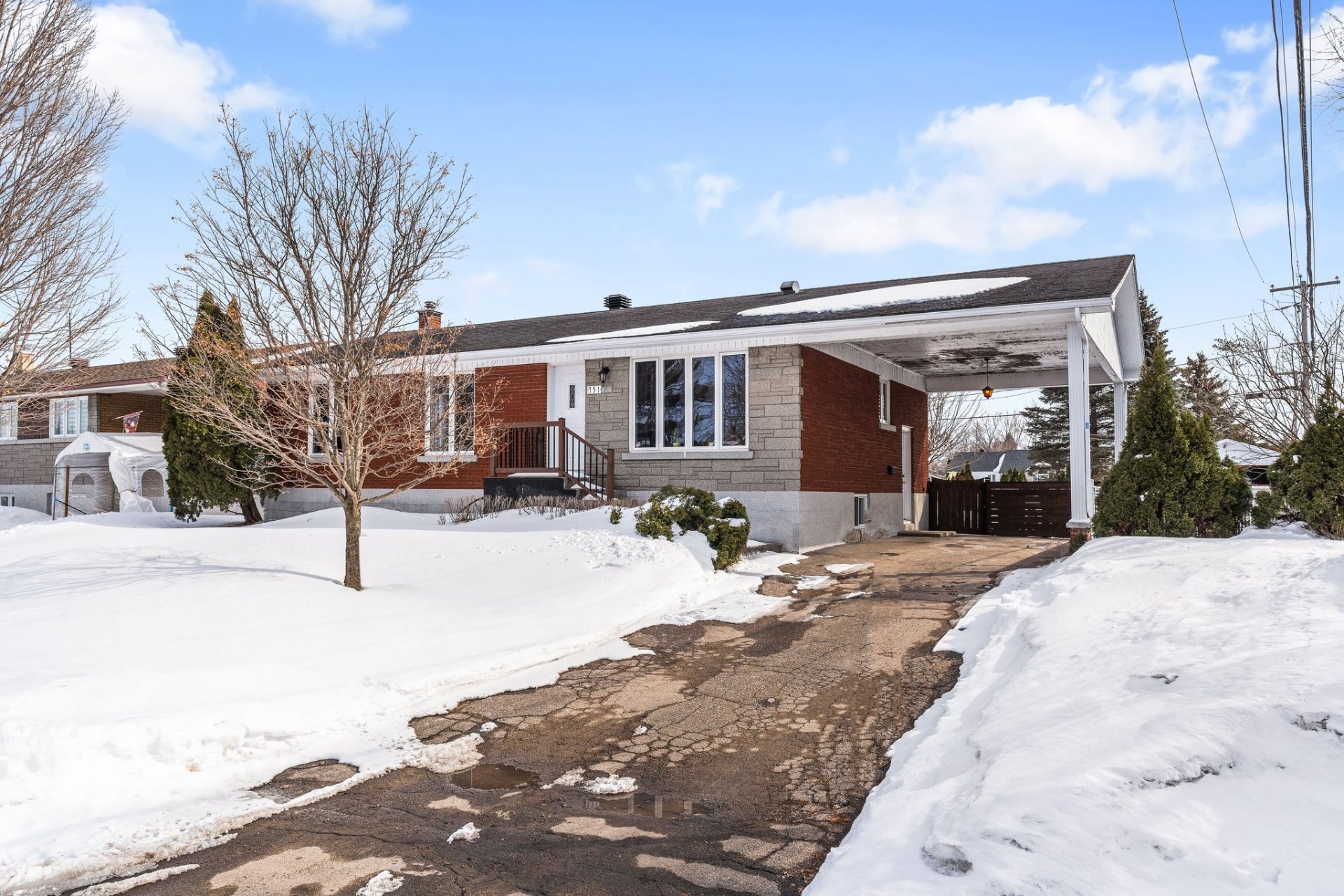 {"FR":"Fa&ccedil;ade","EN":"Frontage"}