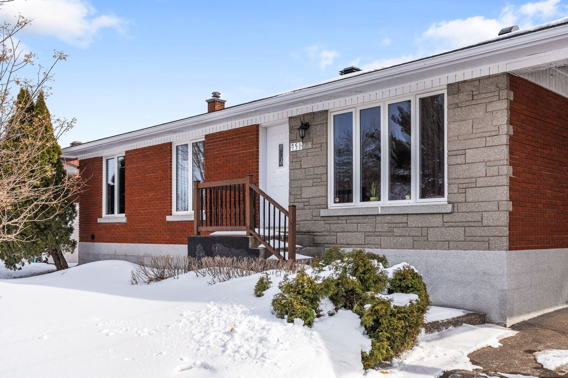 {"FR":"Fa&ccedil;ade","EN":"Frontage"}