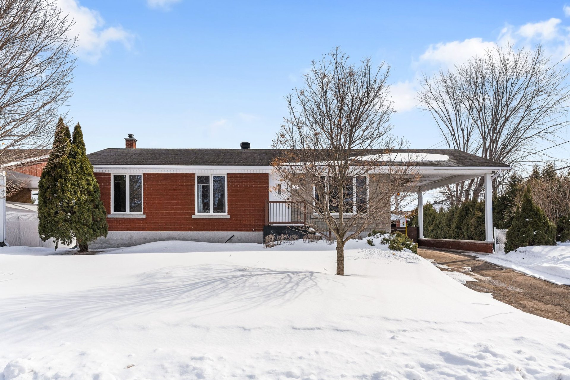 {"FR":"Fa&ccedil;ade","EN":"Frontage"}