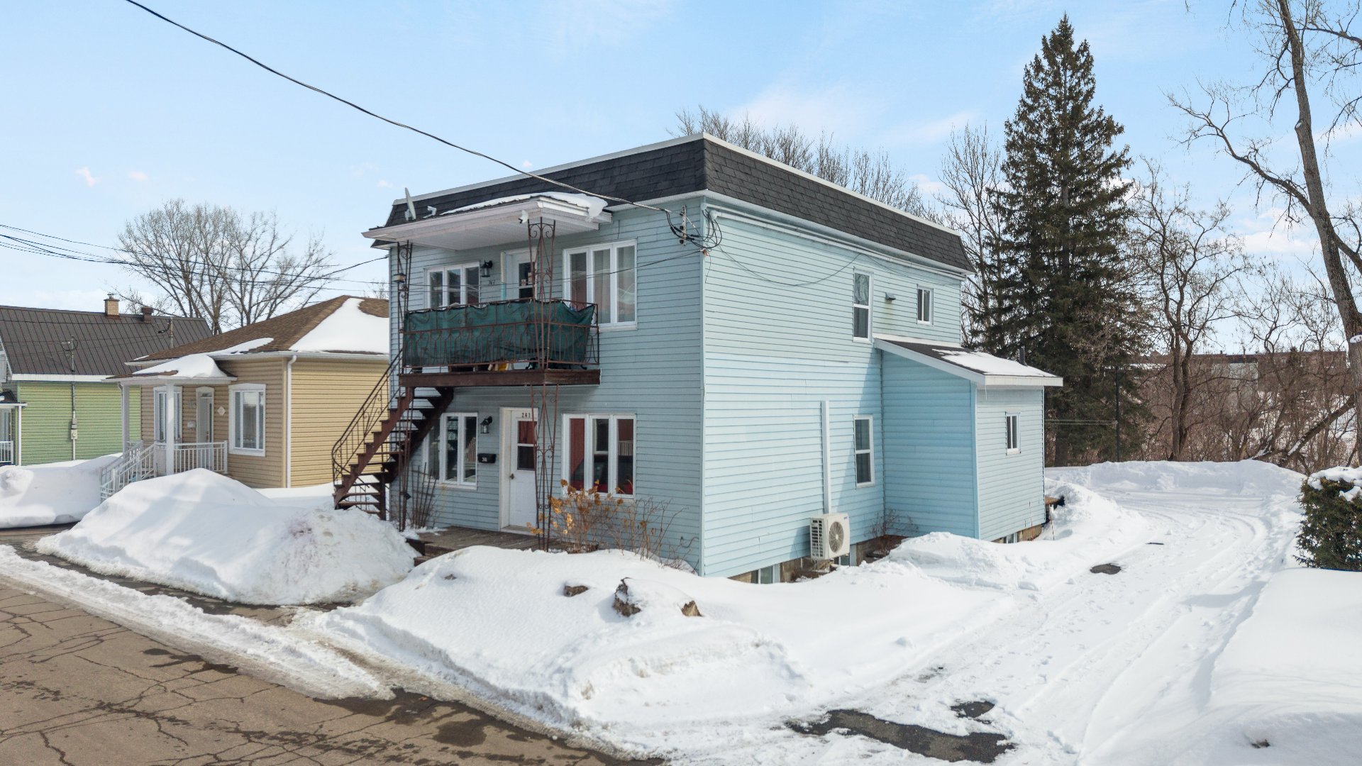 {"FR":"Fa&ccedil;ade","EN":"Frontage"}