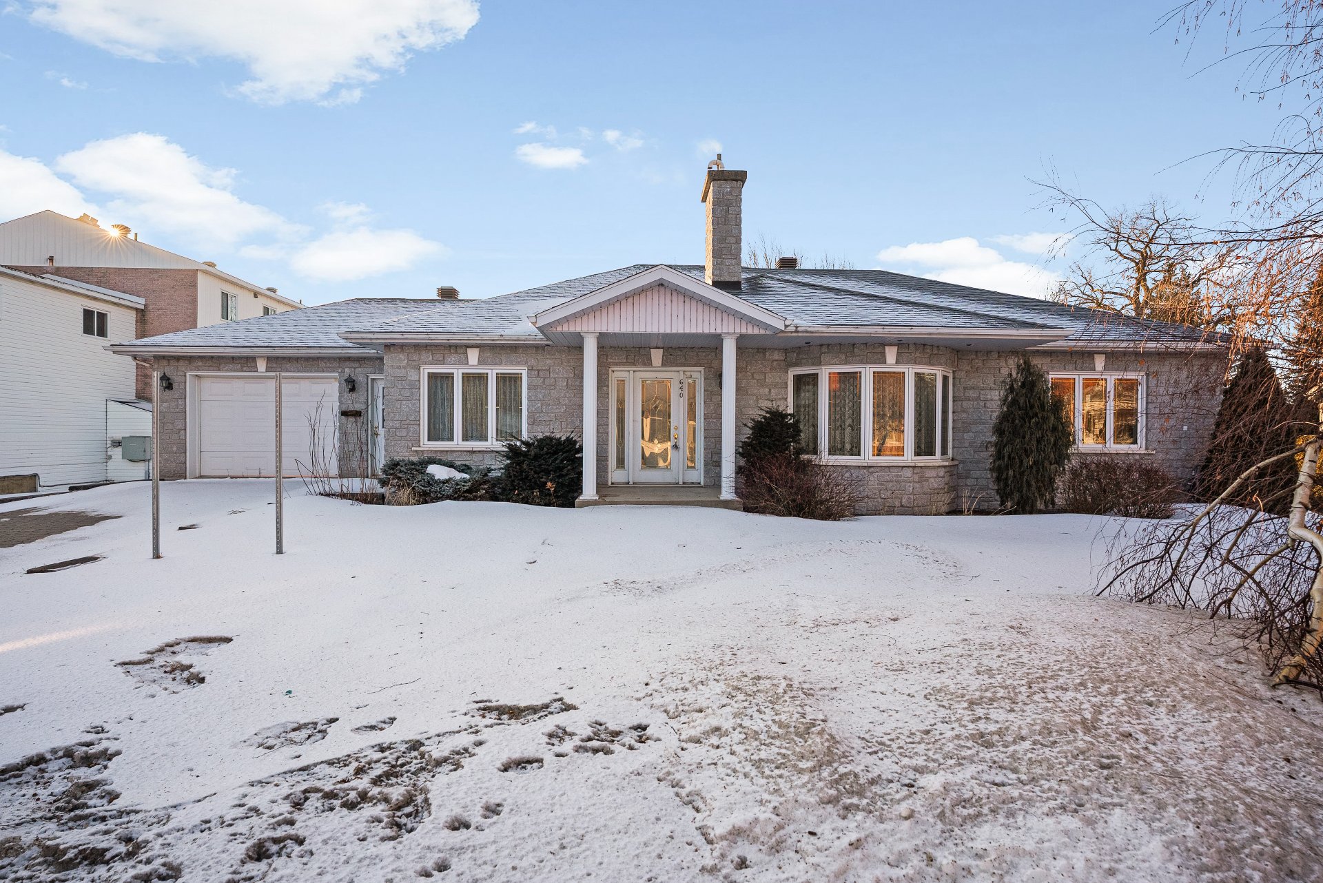 {"FR":"Fa&ccedil;ade","EN":"Frontage"}